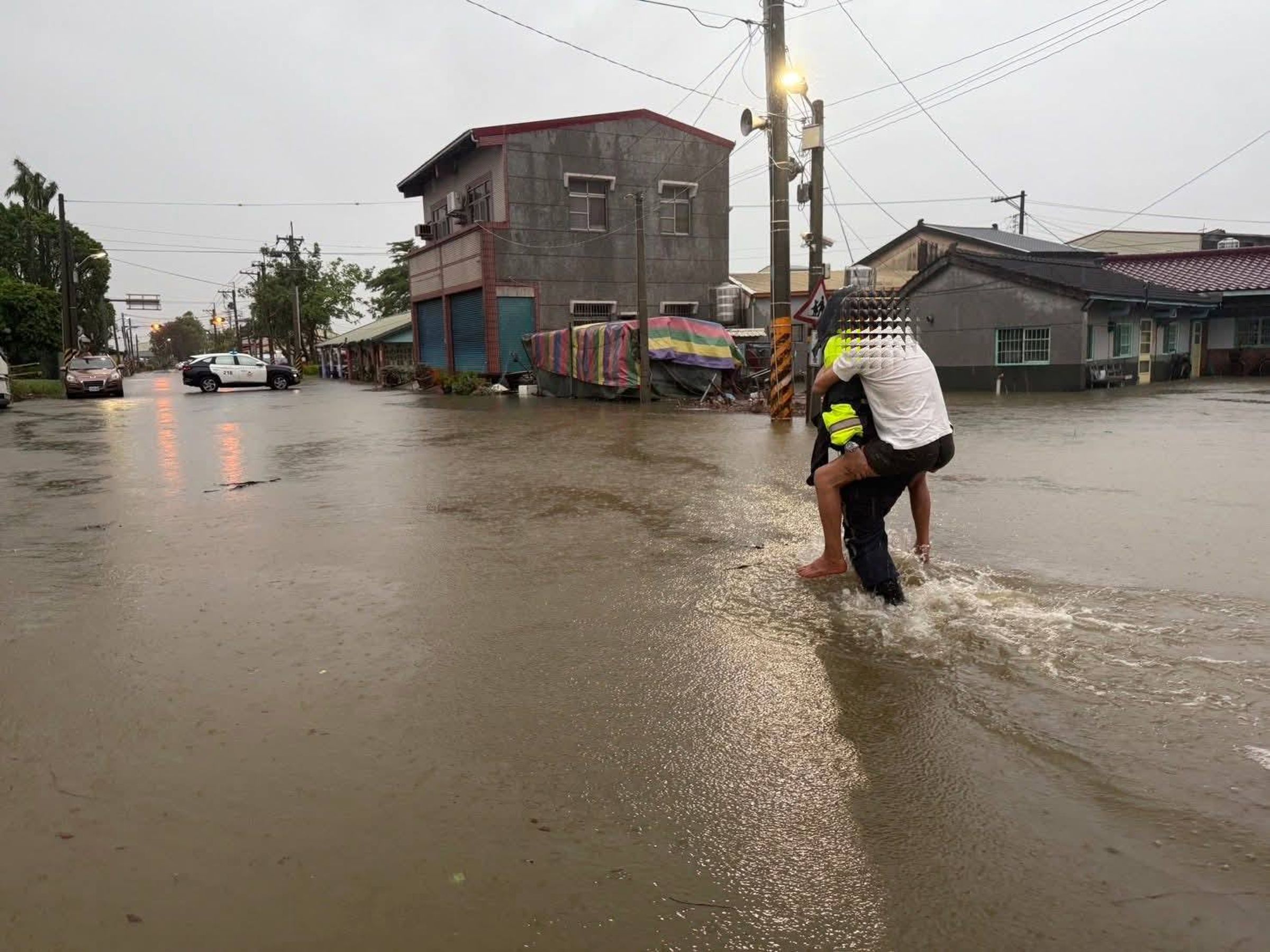 暖警協助行動不便長者撤離淹水地區。（翻攝台南市政府警察局白河分局臉書）