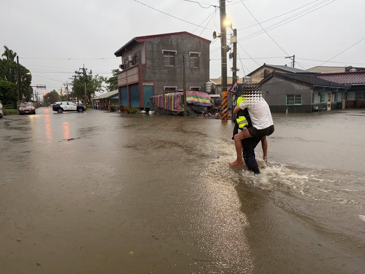 暖警協助行動不便長者撤離淹水地區。（翻攝台南市政府警察局白河分局臉書）
