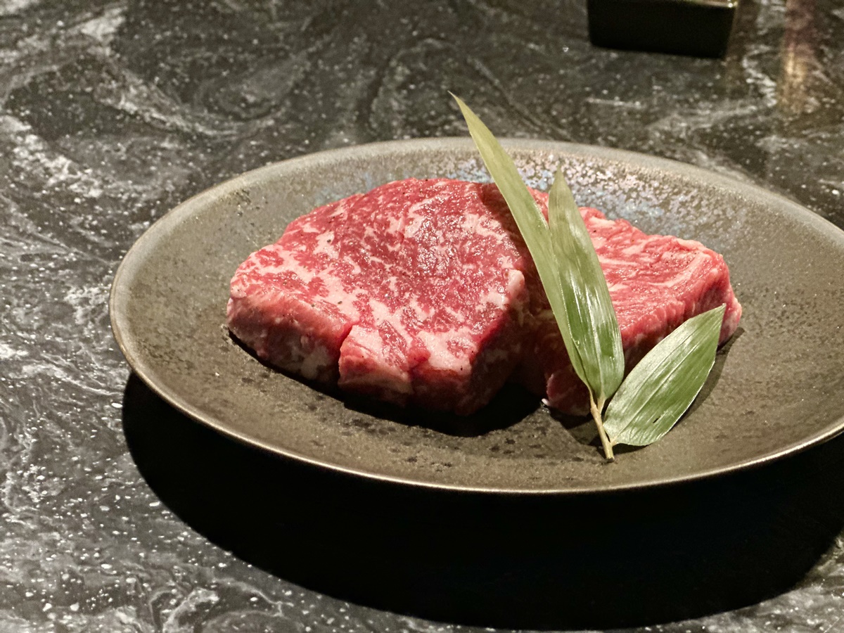 「澳洲和牛M8+肋眼心牛排」厚達3公分，有咬牛排的爽度。