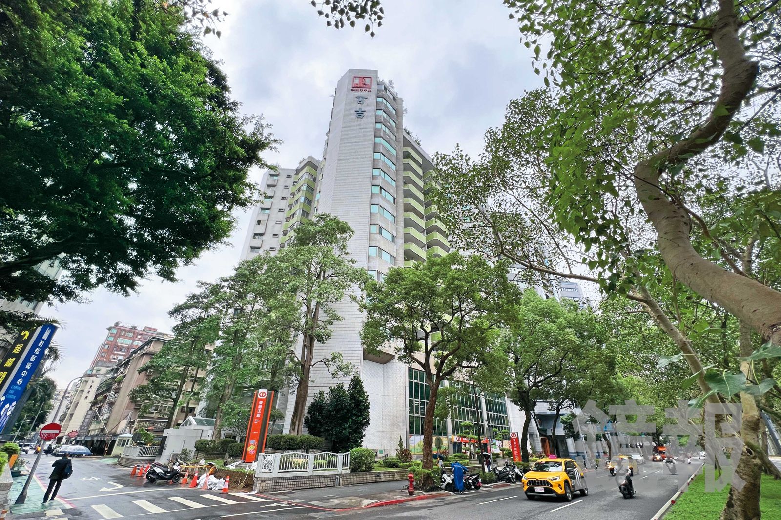 黃國昌昔日高喊居住正義，如今卻遭爆住在要價上億元的房子，出入還有建商提供的名車代步，正義人設已徹底崩壞。（圖／鏡週刊提供）