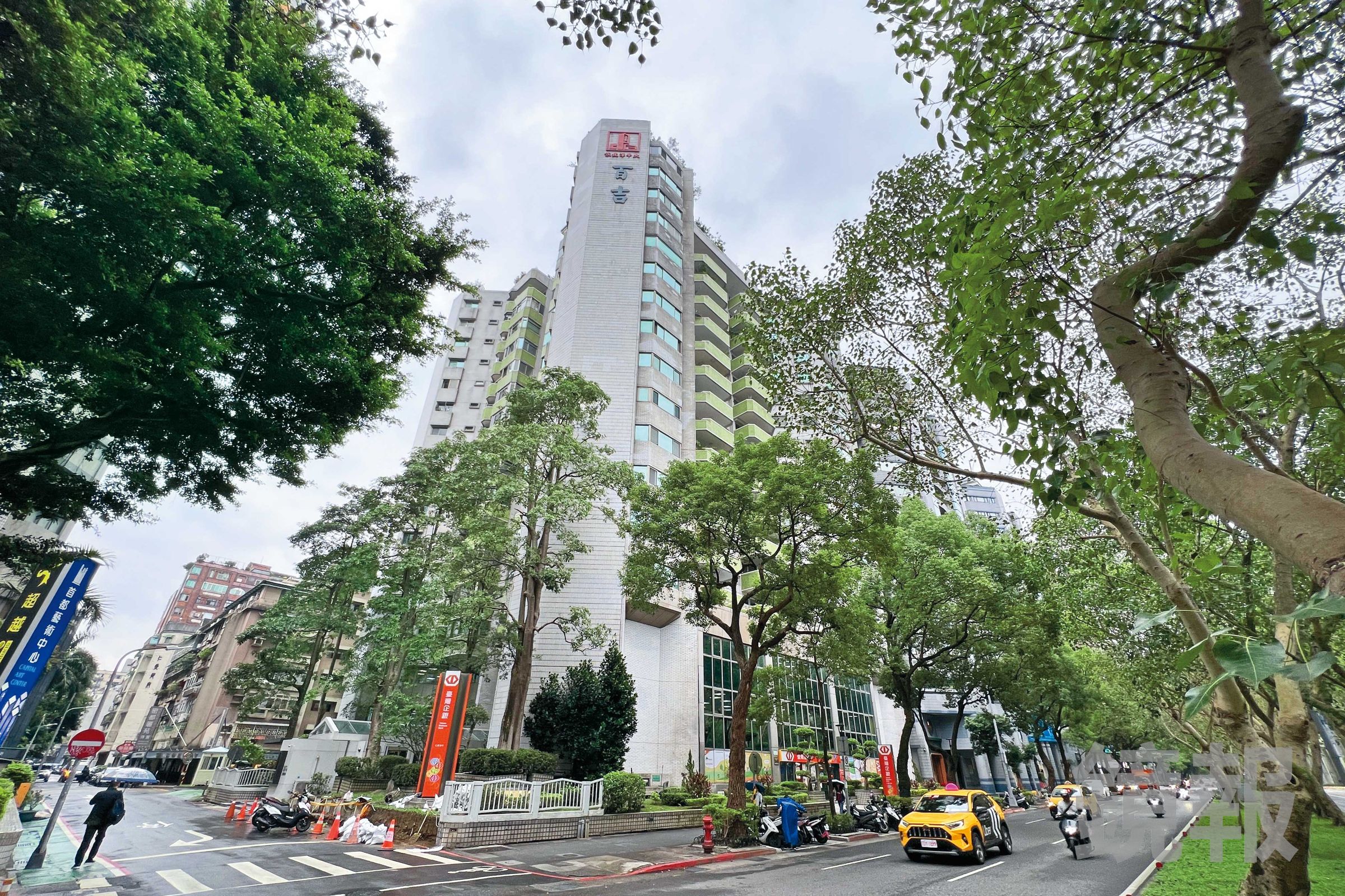 黃國昌昔日高喊居住正義,如今卻遭爆住在要價上億元的房子,出入還有建商提供的名車代步,正義人設已徹底崩壞。(鏡報李智為)