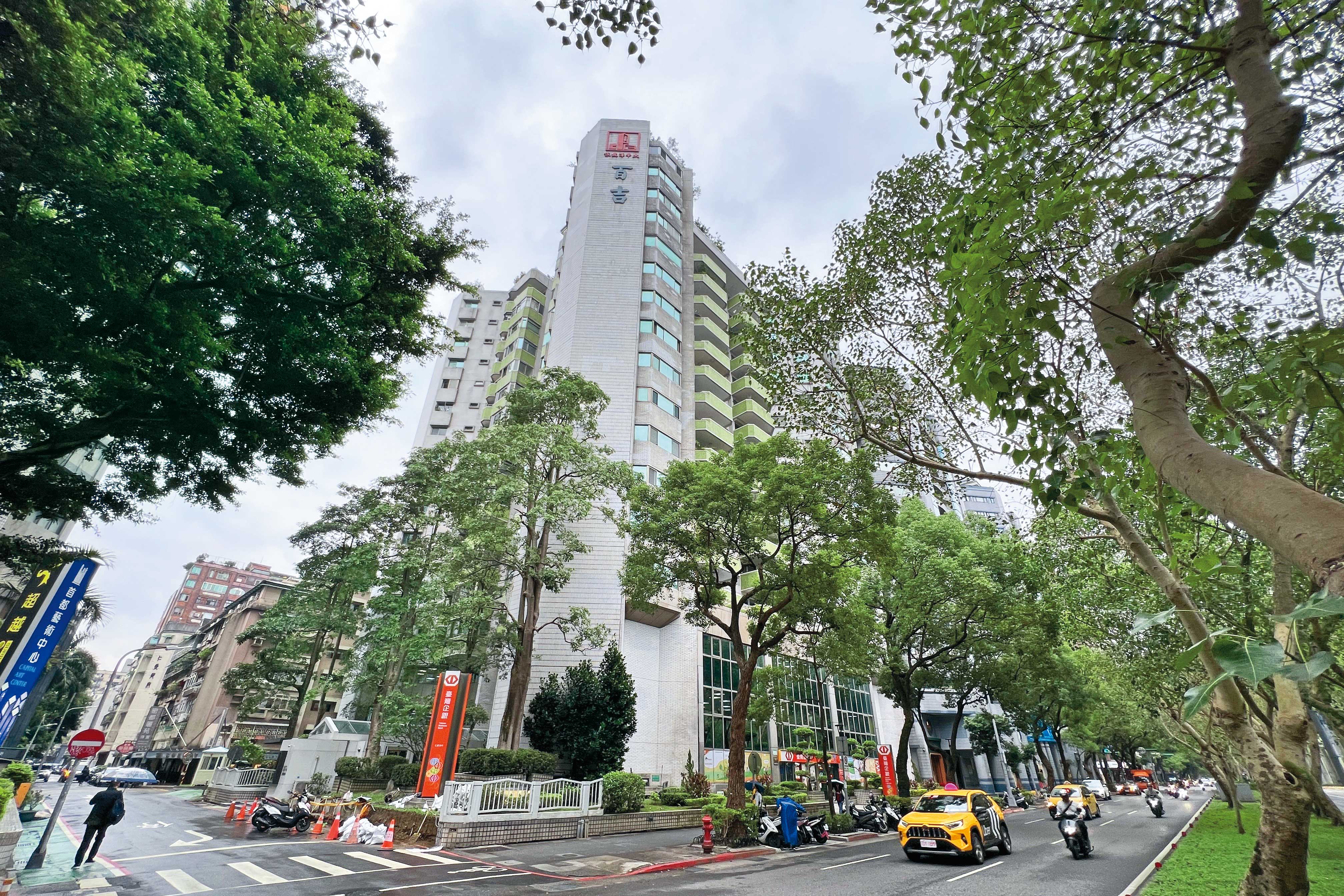 黃國昌昔日高喊居住正義，如今卻遭爆住在要價上億元的房子，出入還有建商提供的名車代步，正義人設已徹底崩壞。（鏡報李智為）