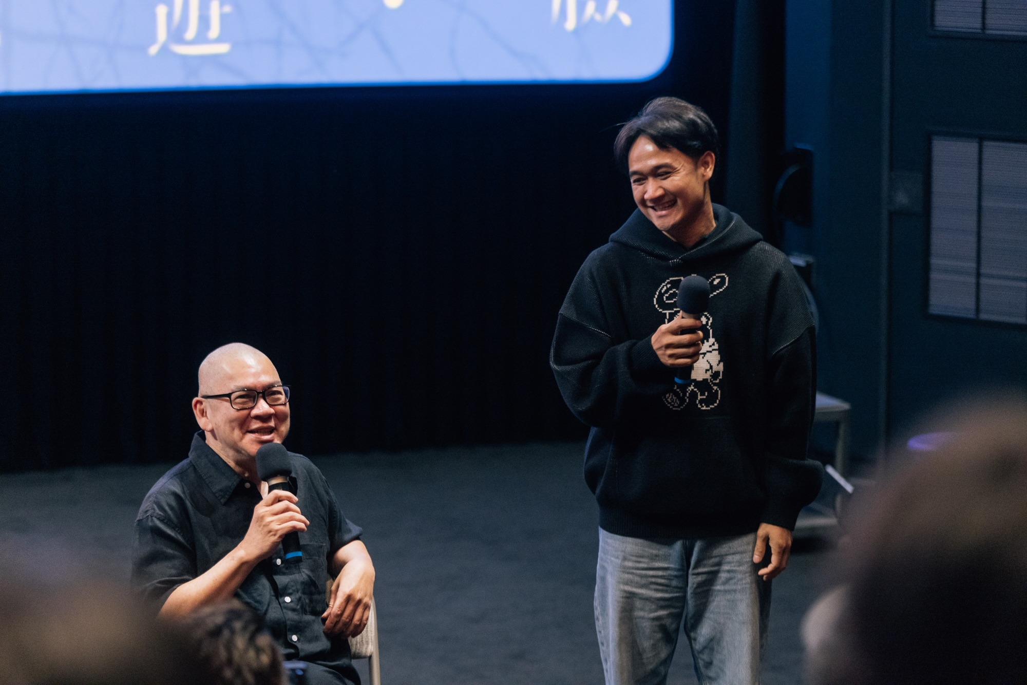 除蔡明亮備了歌本唱歌外,演員亞儂弘尚希也演唱一段自己家鄉(寮國)的民謠。(國家電影及視聽文化中心提供)
