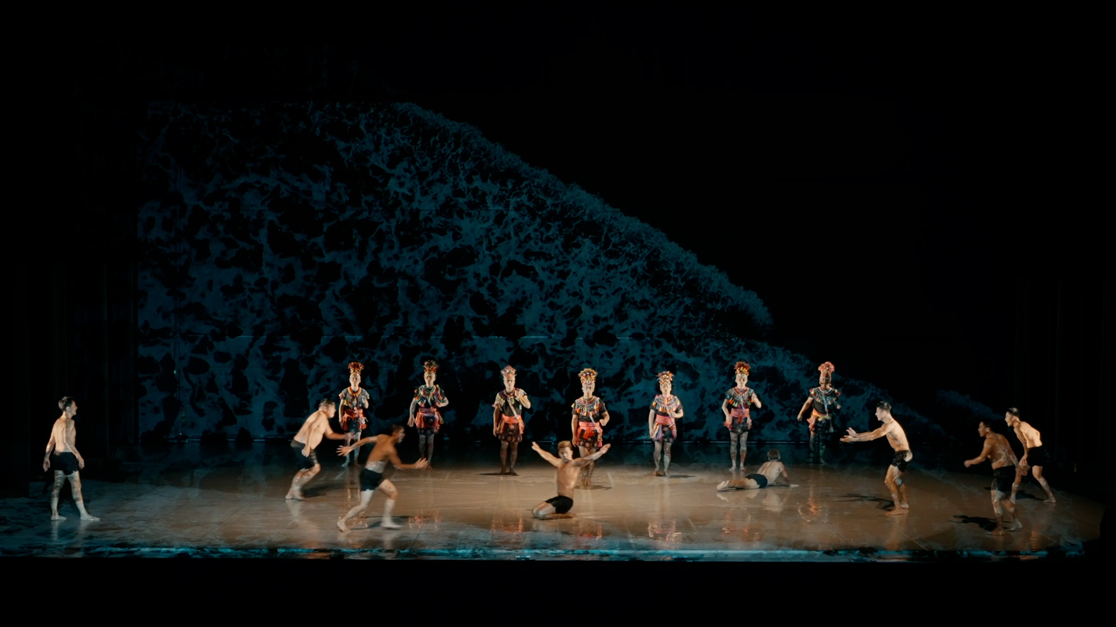 布拉瑞揚舞團紀錄片《跳進部落的孩子》記錄舞團成員台上台下的生活。（希望影視提供）