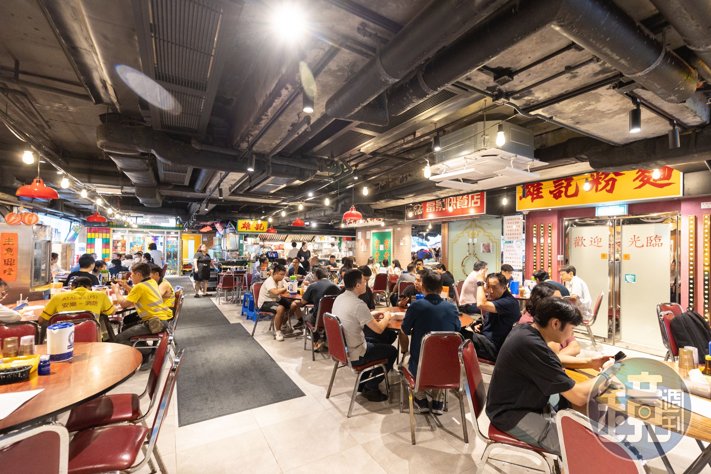 店內裝潢以香港1980年代懷舊風格為主題，供應的午間套餐超受歡迎，許多灣仔上班族午休時間一到就來報到。
