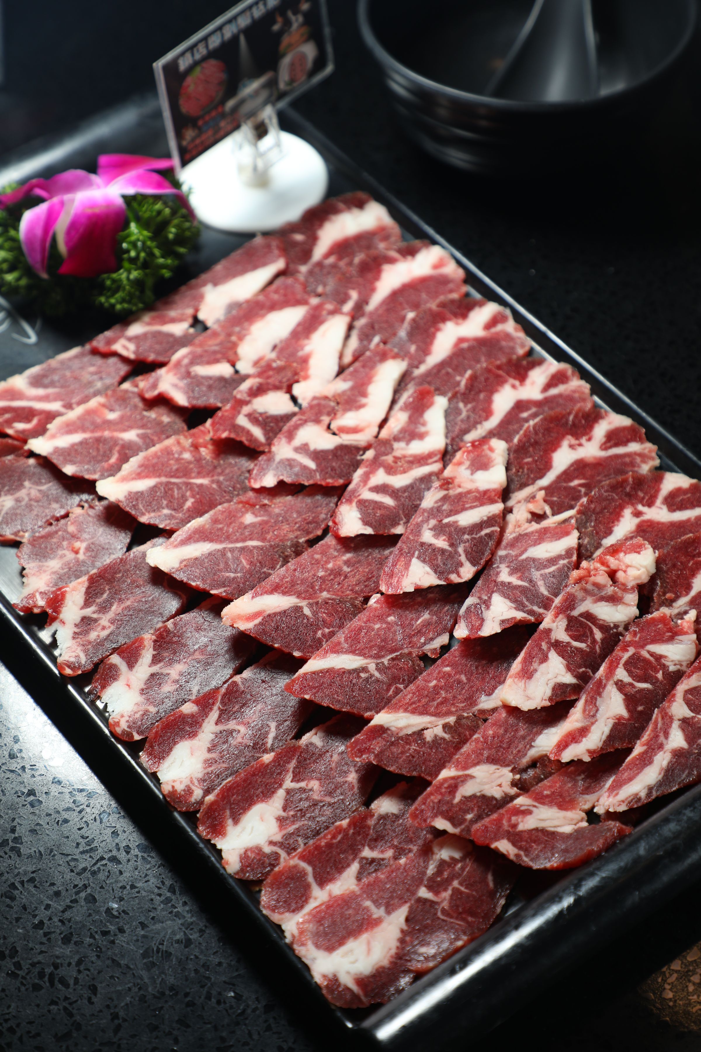 肉味濃厚的「鎮店即騸牯肥牛（邊抓位）」。（港幣398元／大份）