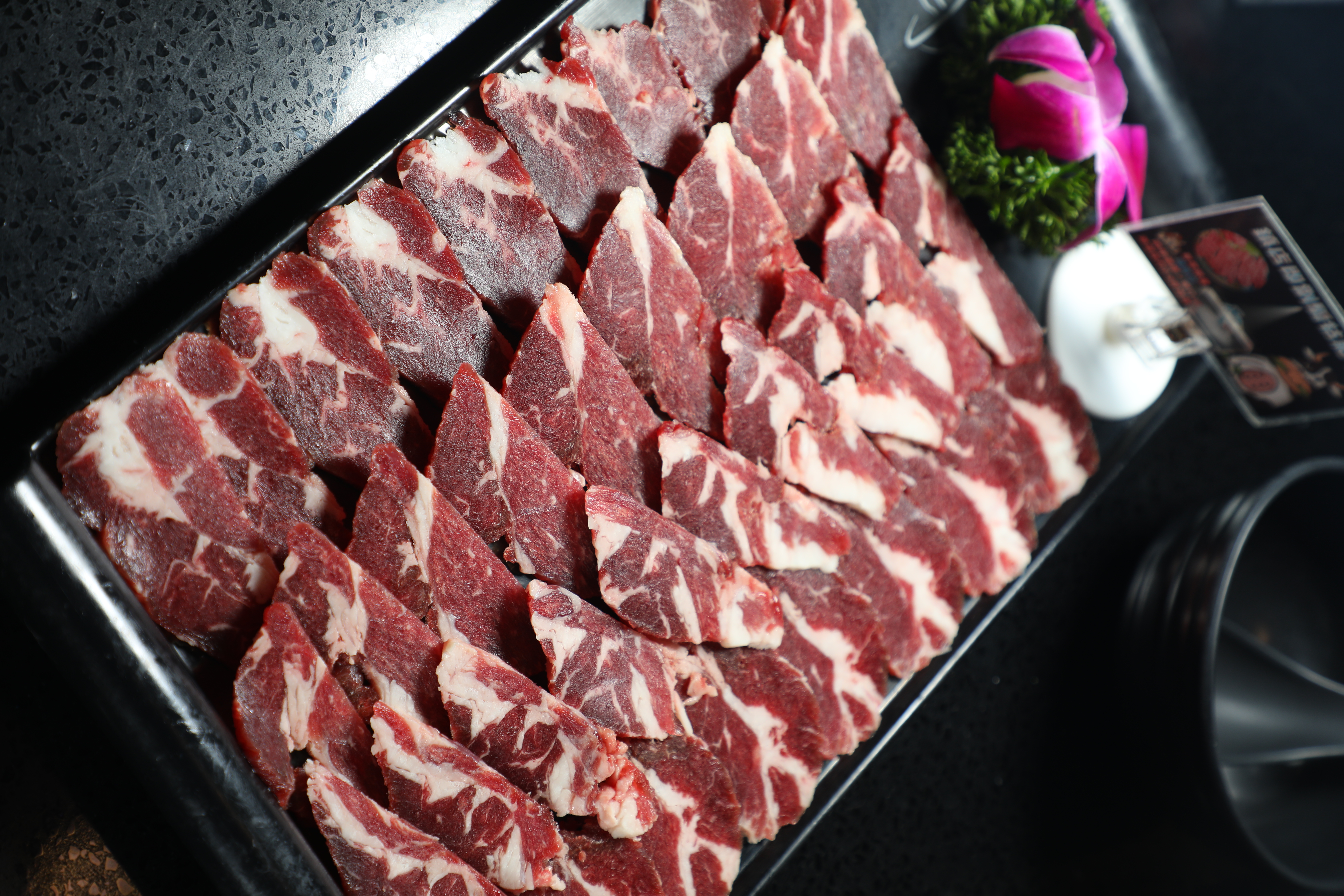 肉味濃厚的「鎮店即騸牯肥牛（邊抓位）」。（港幣398元／大份）
