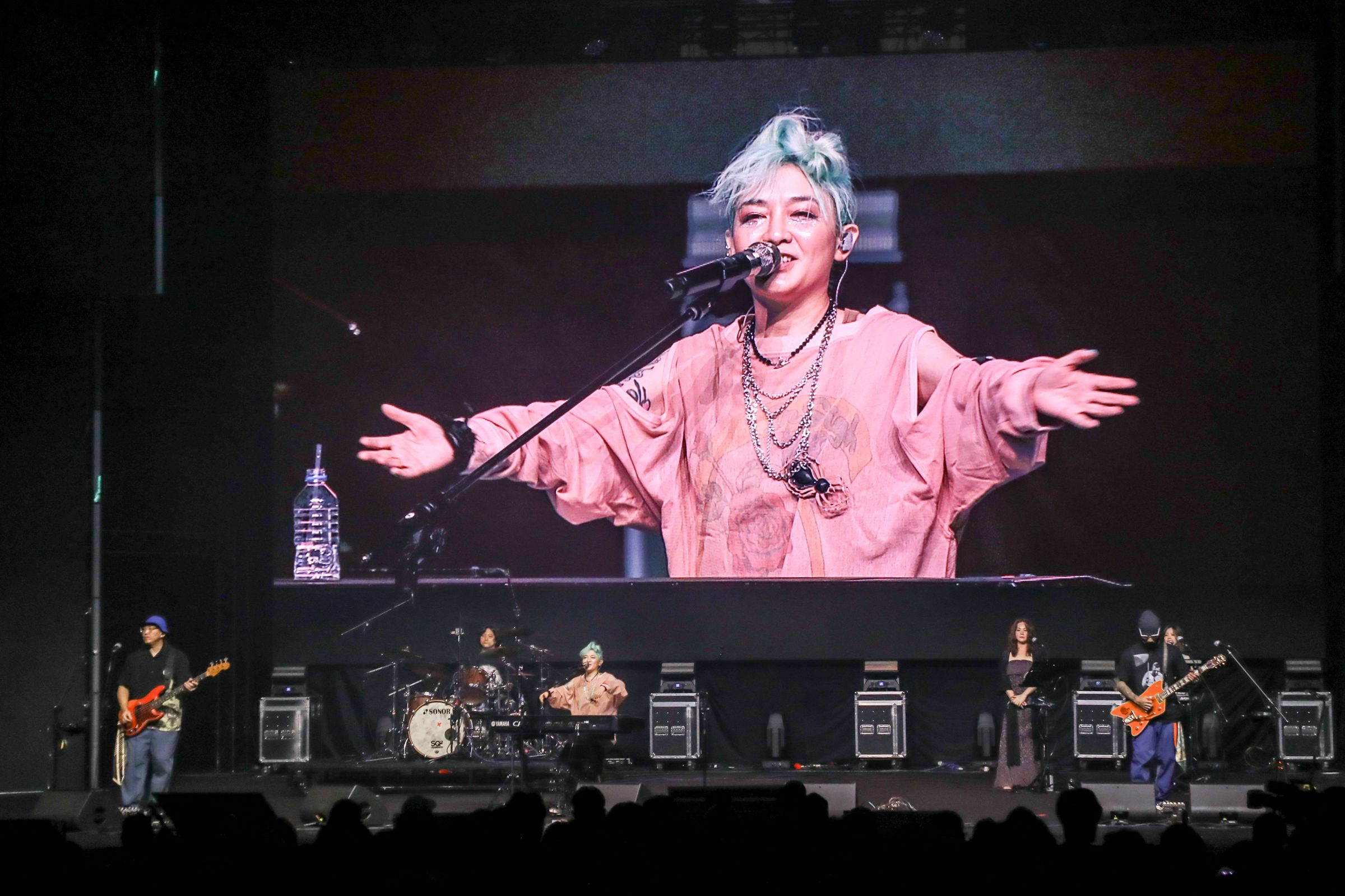 范曉萱演唱〈管他什麼音樂〉時號召全場「把手借給我,手機放下!」帶動歌迷一起跳舞,現場氣氛嗨到最高點。(讀者提供)