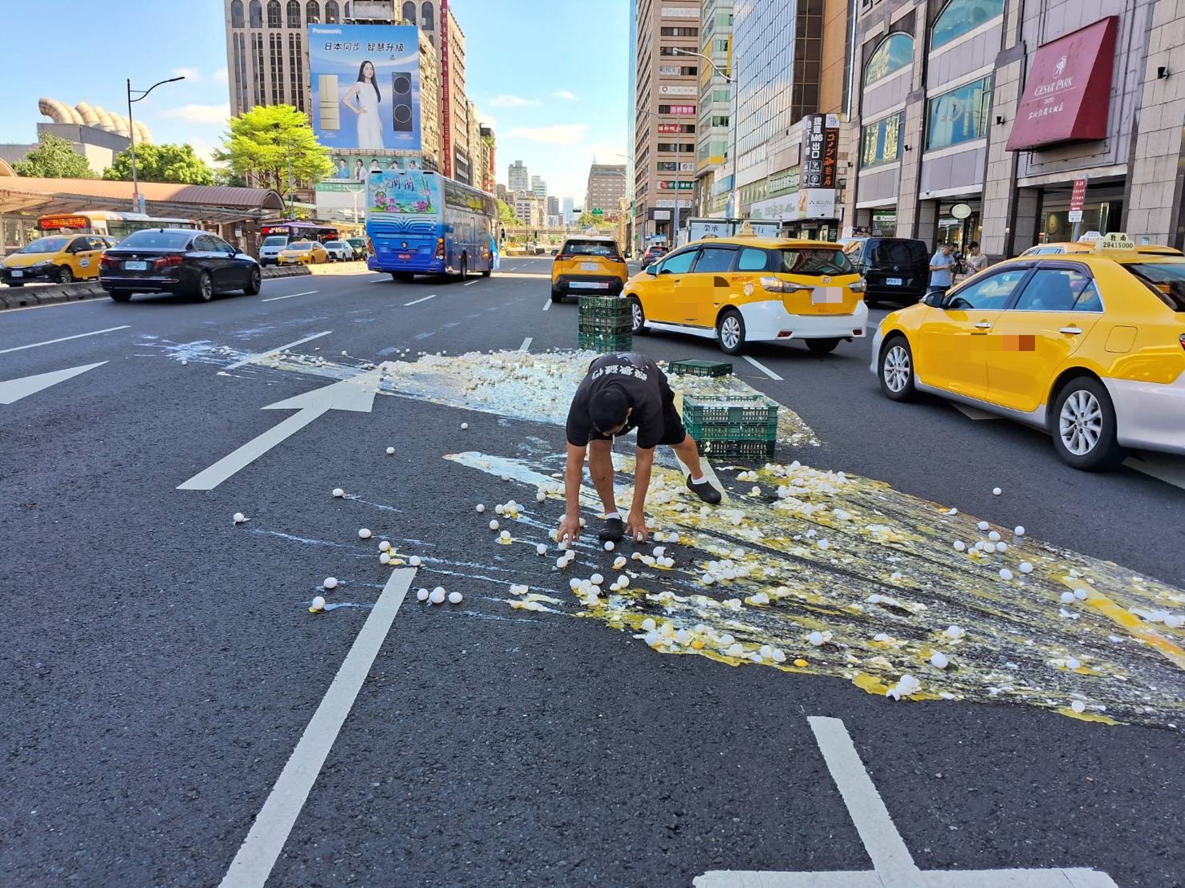 北車馬路外遭蛋洗畫面曝。(警方提供)