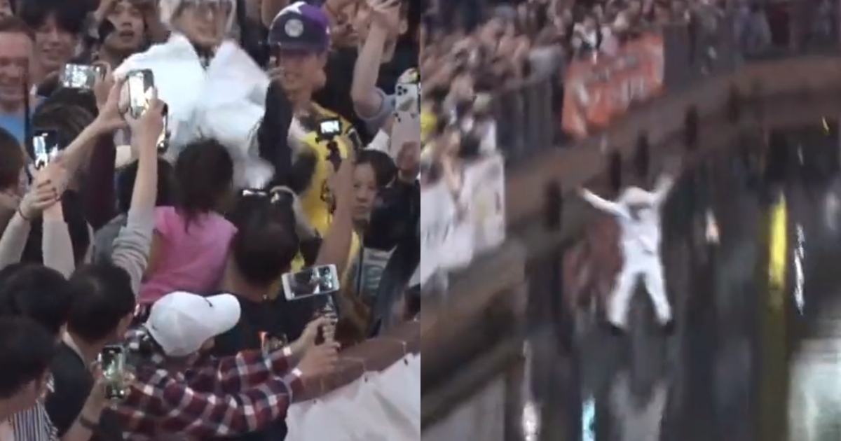 虎迷扮成肯德基爺爺被丟下河慶祝。（翻攝自推特@stra1nge）