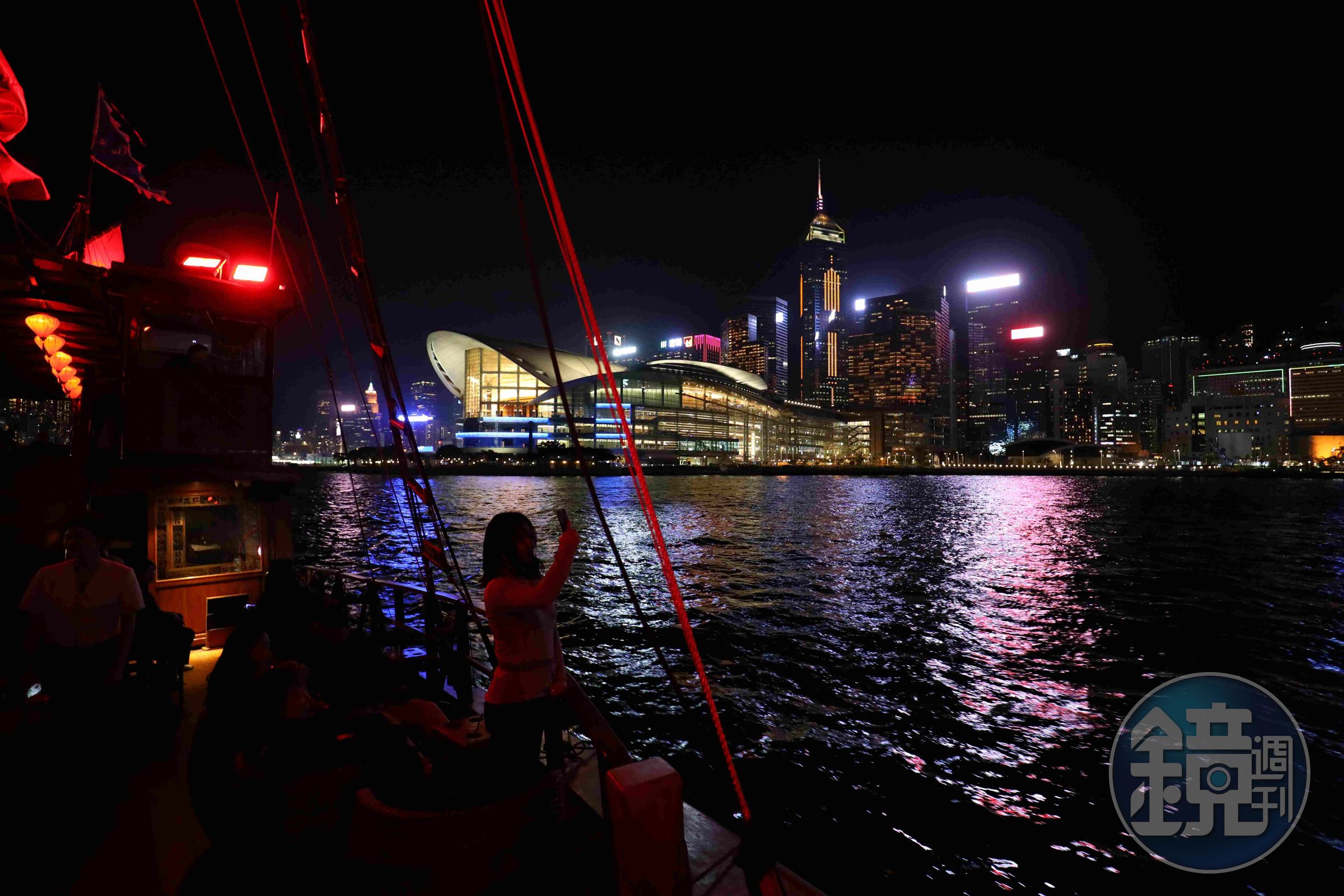 在甲板上遙想當年梟雄豪情,是夜遊香港最戲劇性的一刻。