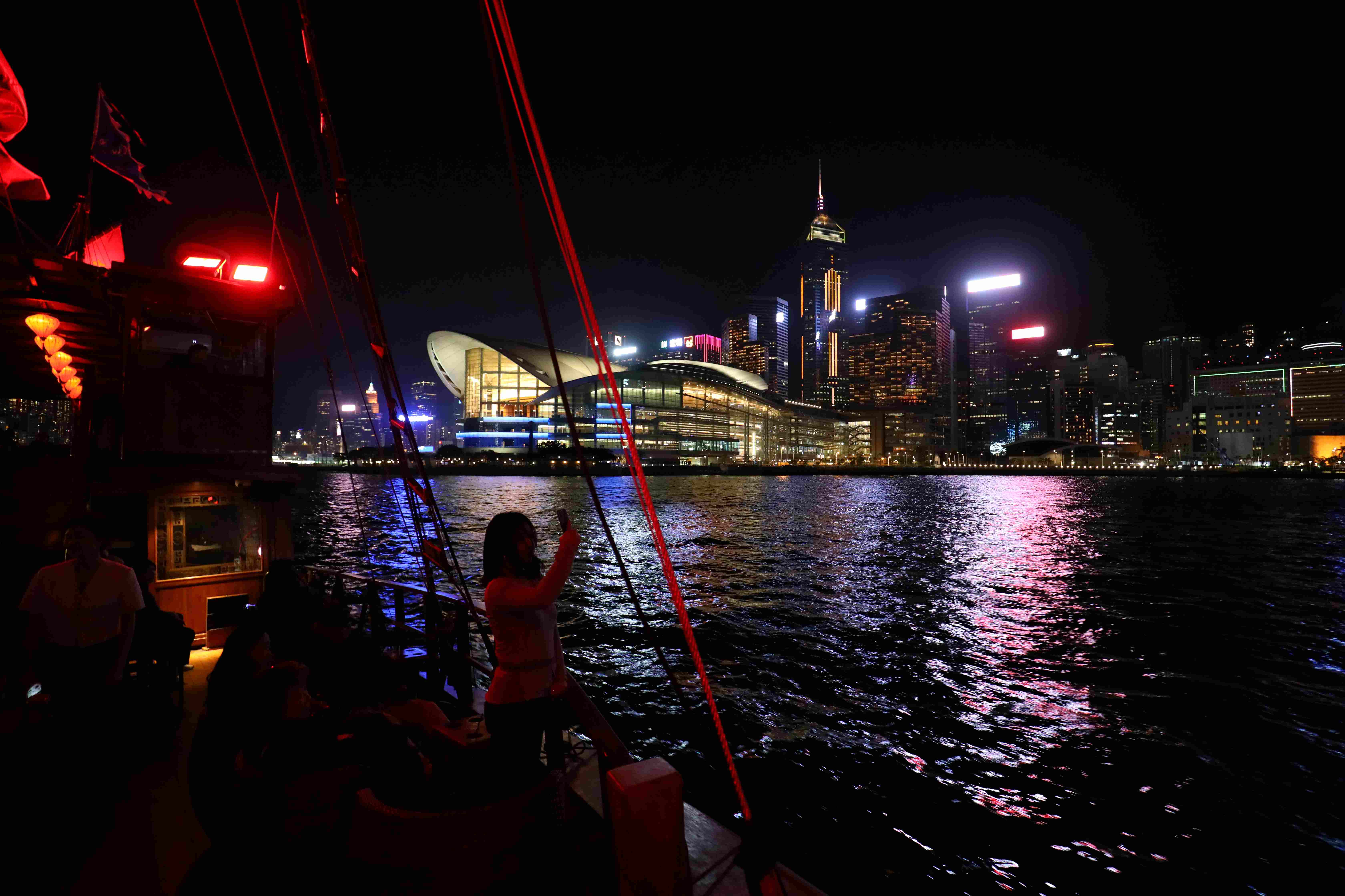 在甲板上遙想當年梟雄豪情，是夜遊香港最戲劇性的一刻。