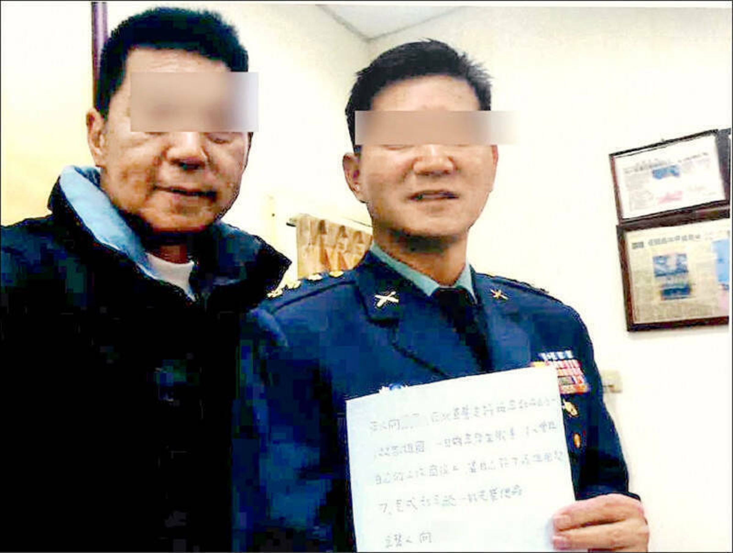 向德恩(右)被邵維強(左)吸收成為共諜,穿著軍服簽下「投降承諾書」。(翻攝畫面)