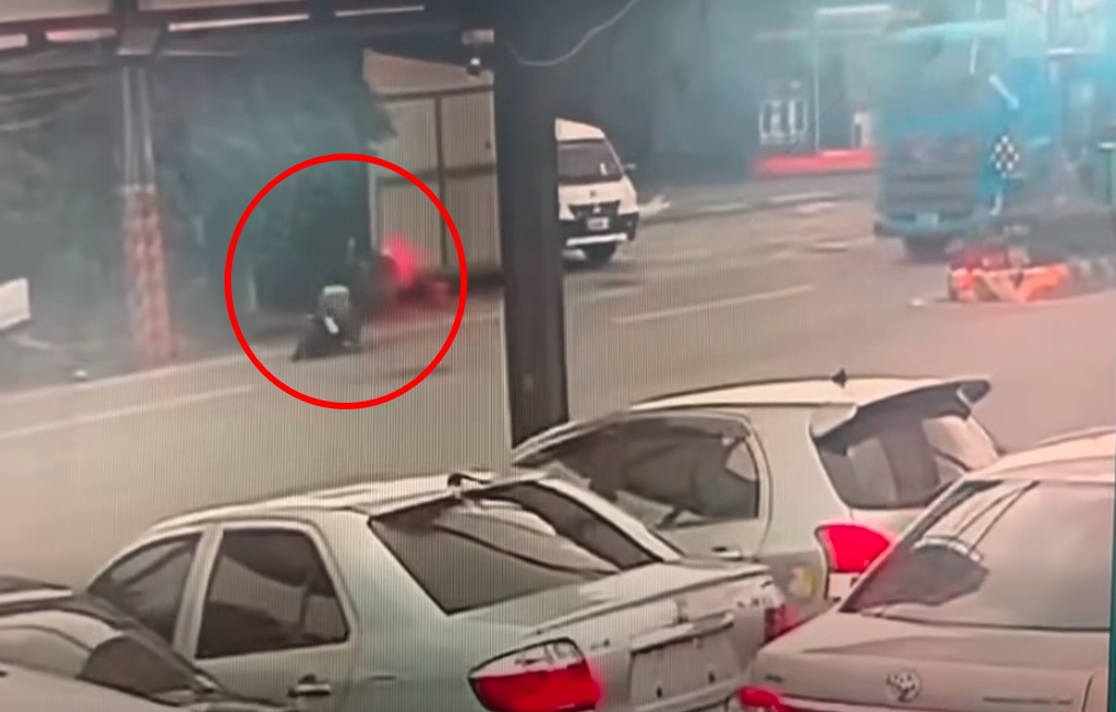 李姓外送員家屬今日下午抵達殯儀館進行相驗,針對網傳「最後手勢」的質疑感到極度痛心。(翻攝自臉書/靠北違規)