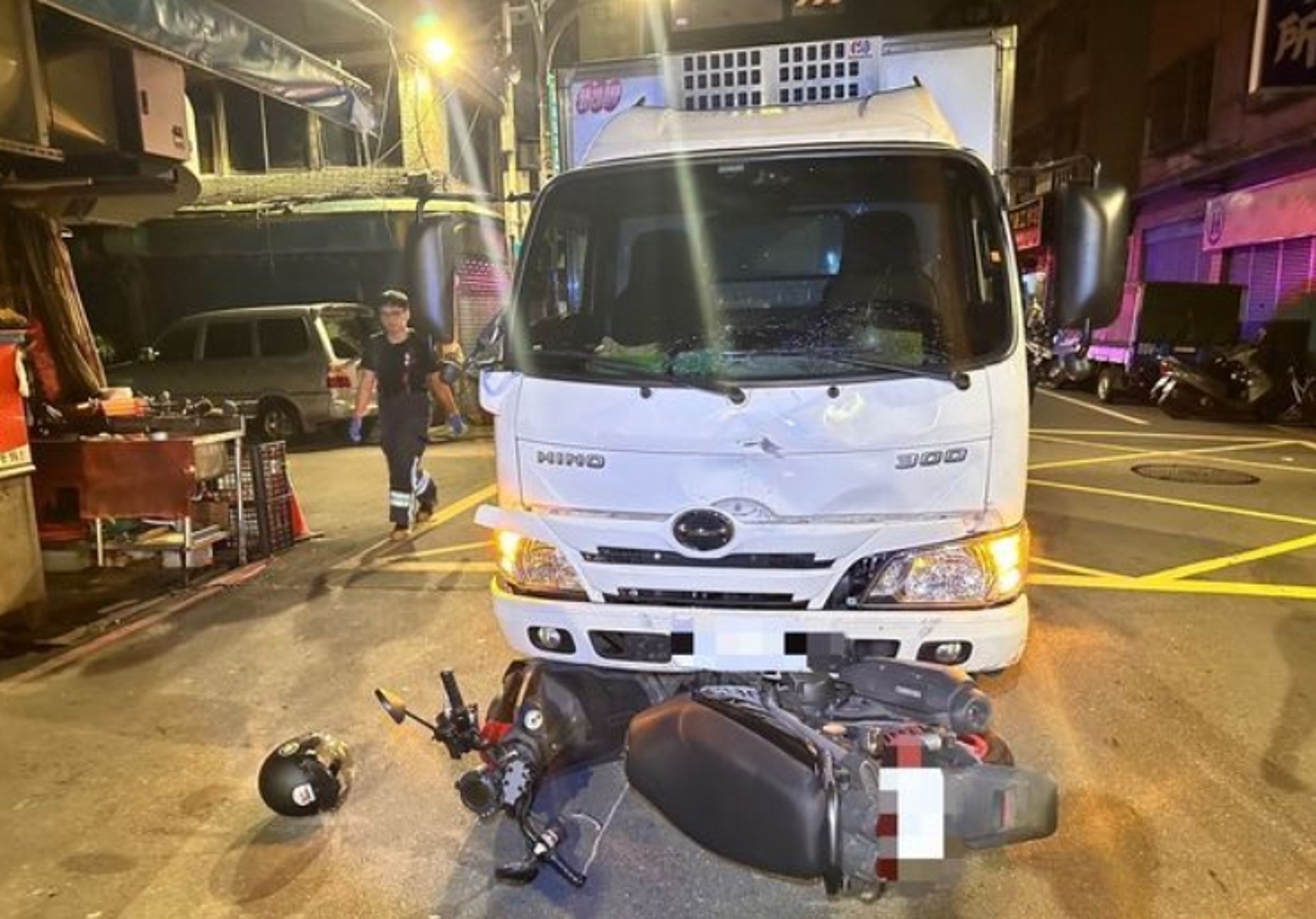 板橋昨日深夜一巷口發生嚴重車禍,機車甚至卡入貨車底,其事故原因待查。(翻攝畫面)