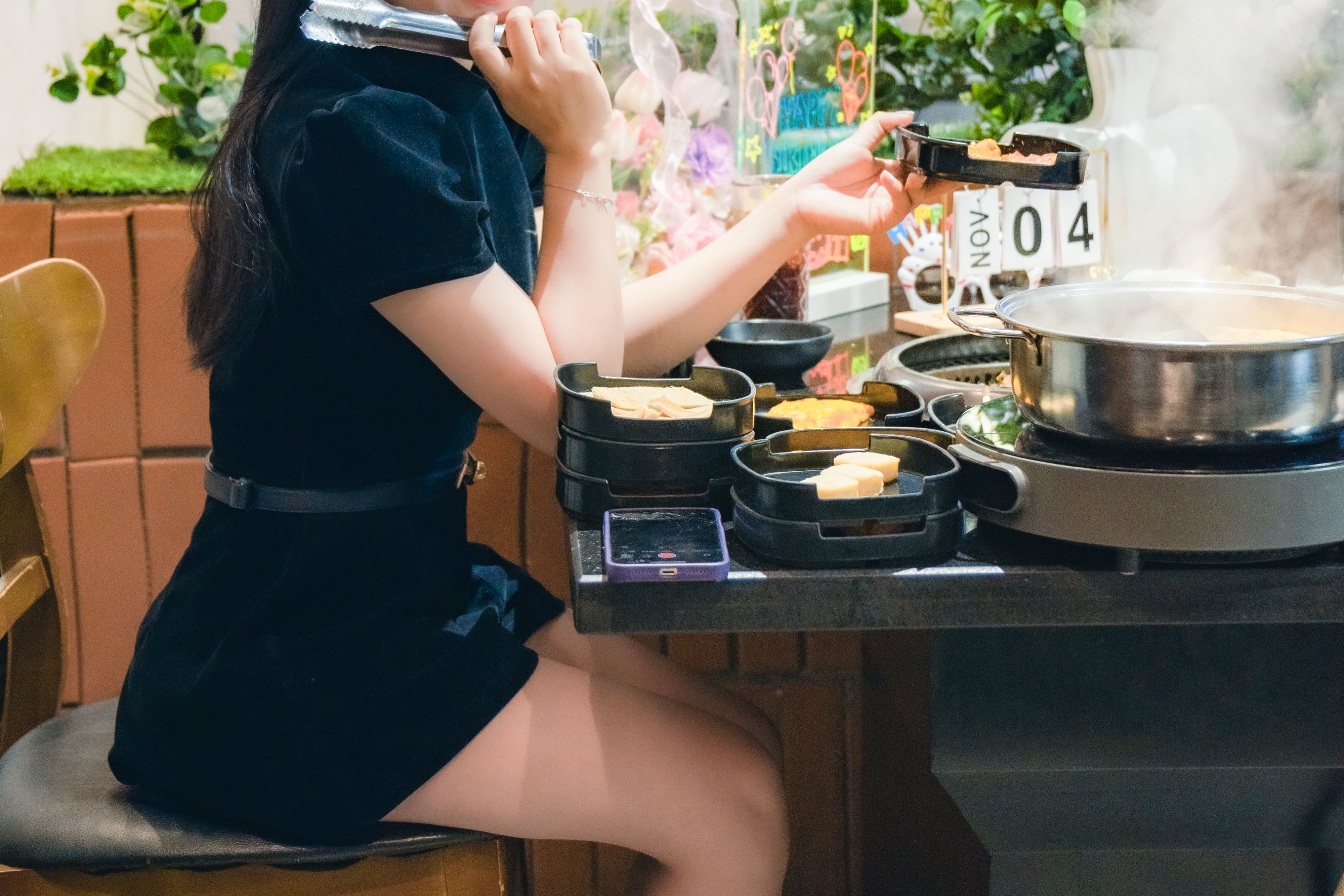 一名女網友抱怨男友不讓她穿短裙去吃火鍋,認為這樣太露,會讓旁人看光。(示意圖,Pexels)