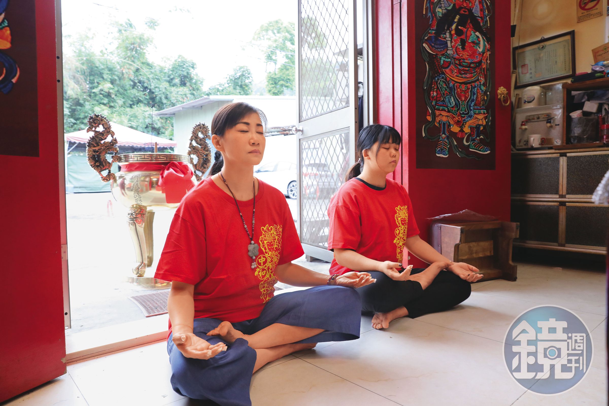從事美容業的小柔(左)大半輩子都在替家人背債,曾經想過人生到此為止,開始「修行」後慢慢轉念。