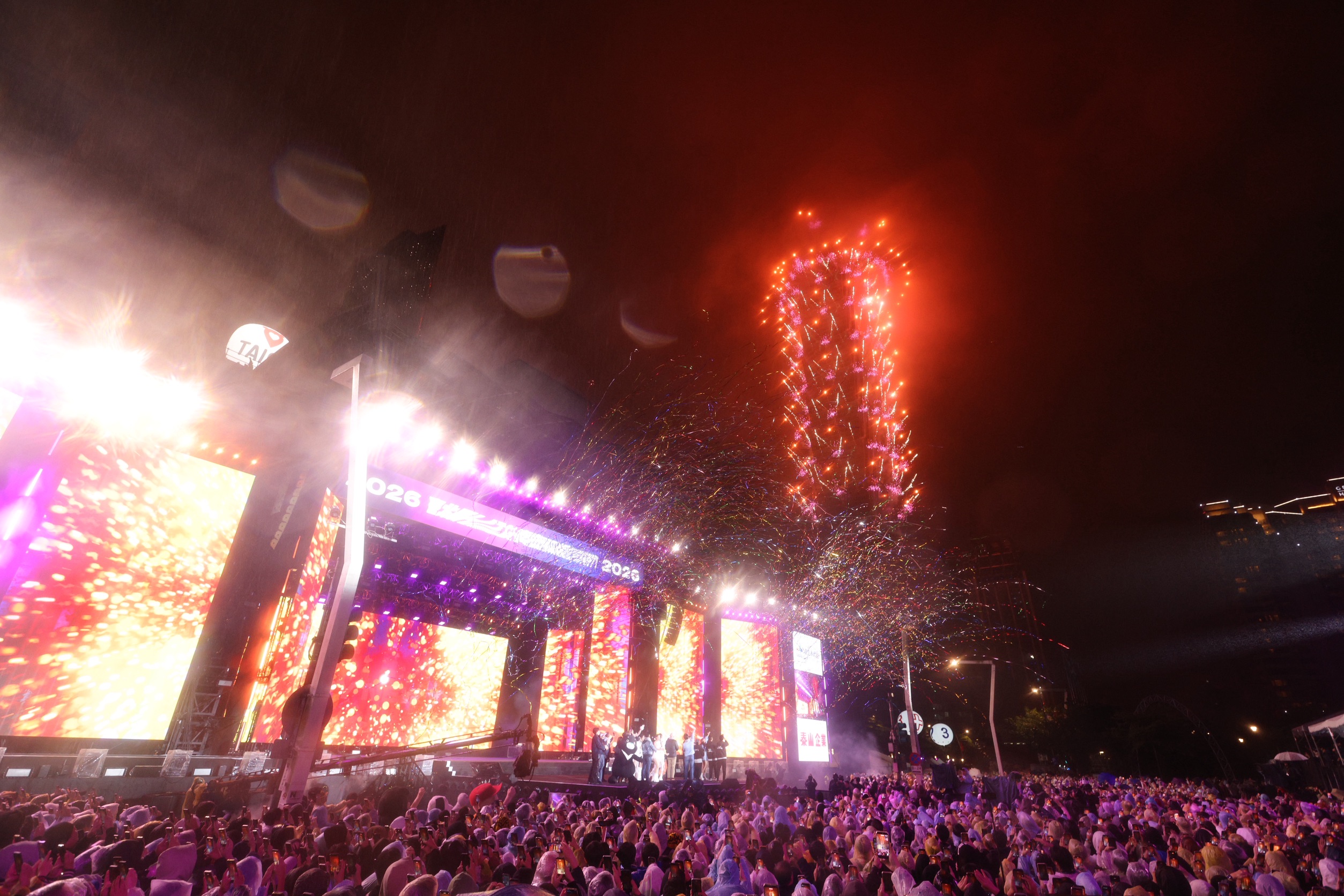 台北101煙火施放，大批民眾觀賞。（鏡報劉耀勻攝）