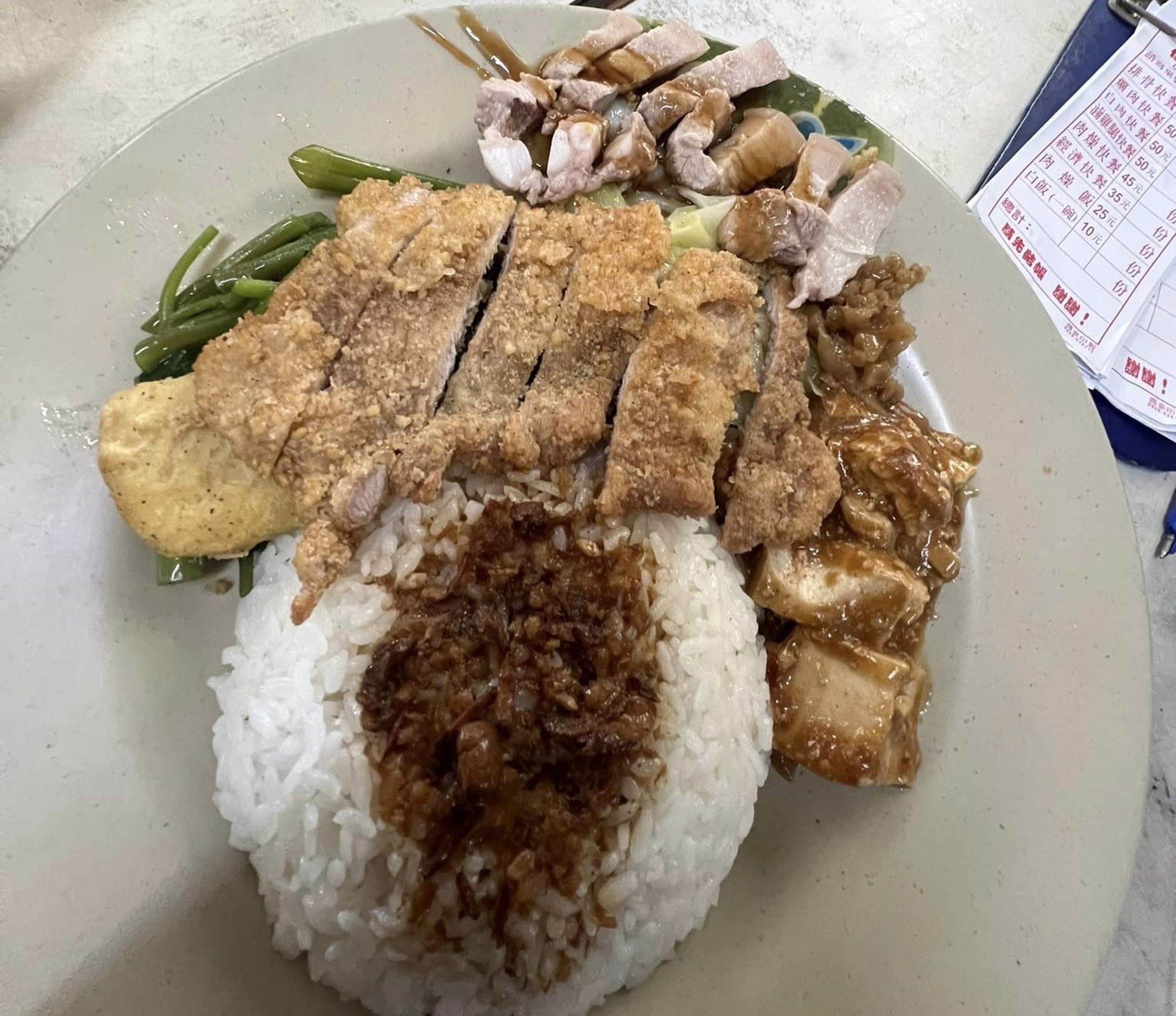 網友曬出價格超佛的便當店,直指排骨飯只要50元。(翻攝自臉書@爆料公社)