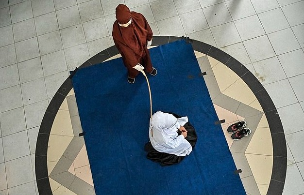 慎入！印尼情侶「上床不倫戀」遭鞭刑20下，皮開肉綻傷勢太嚇人。（翻自《每日郵報》）