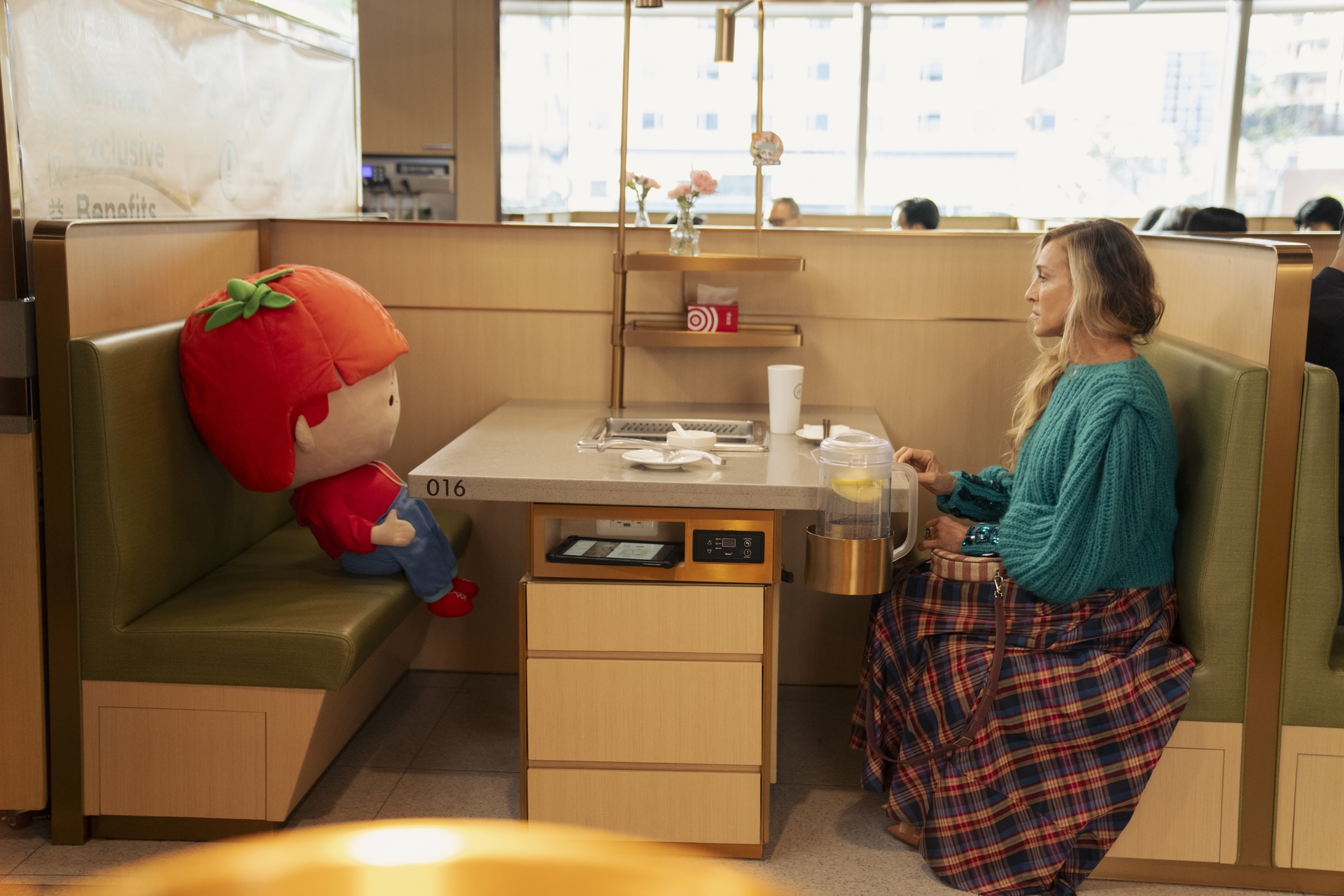 凱莉去紐約餐廳吃亞洲菜，因為一個人，所以店員安排她對面坐著巨型絨毛娃娃。很明顯，編劇去過海底撈。（HBO Max提供）