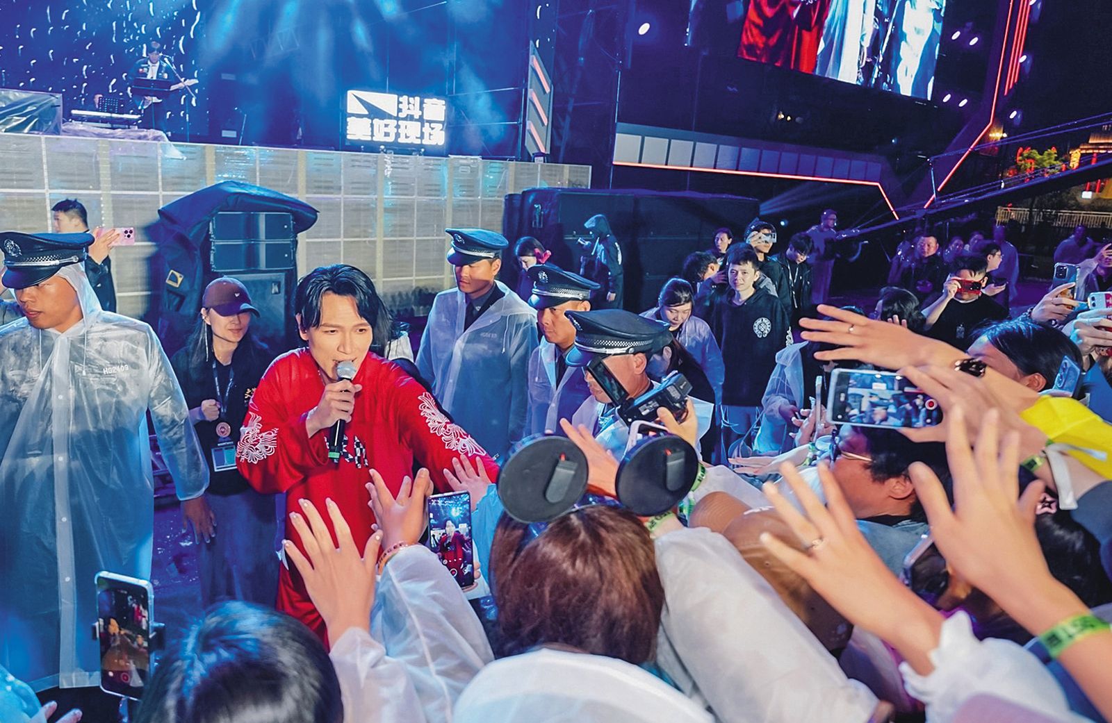 出席橫店演出的楊宗緯（中）受到當地粉絲的歡迎，可見在對岸耕耘得有聲有色。（翻攝自橫店影視城官方微博）