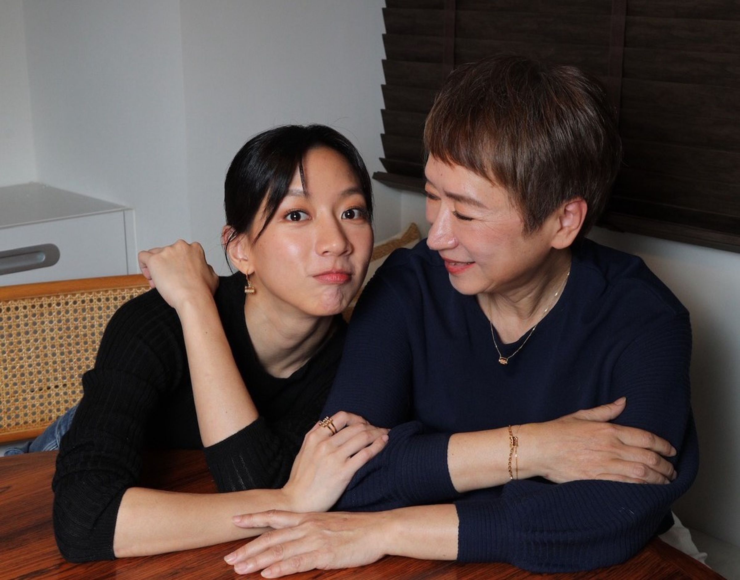 陳妤母女受邀為珠寶品牌拍攝母親節特輯。（好好娛樂提供）