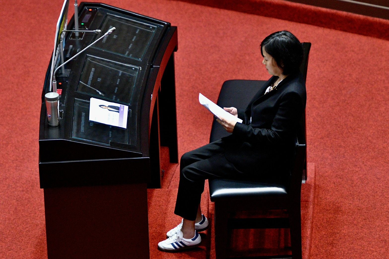 面對官員拒答詢，李貞秀上演「空氣質詢」，強調自己唯一效忠中華民國，「今天站在這裡，就是台灣民主的驕傲」。（鏡報李智為）