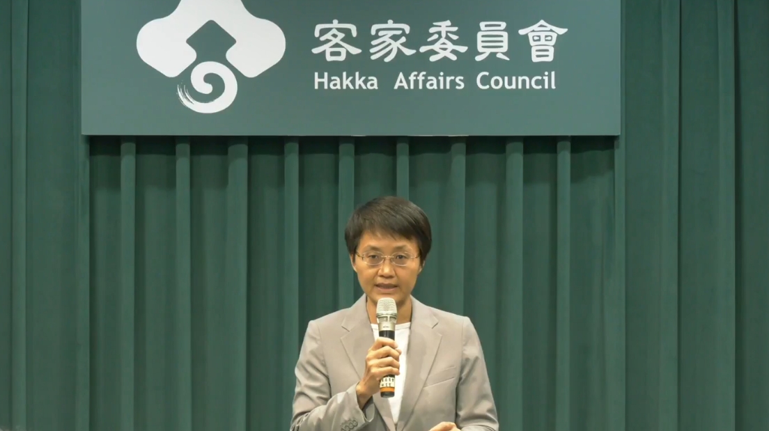 古秀妃呼籲鄉親們拿出客家人的精神,「越是打壓、壓制,我們越要開花」。(翻攝自客委會直播)
