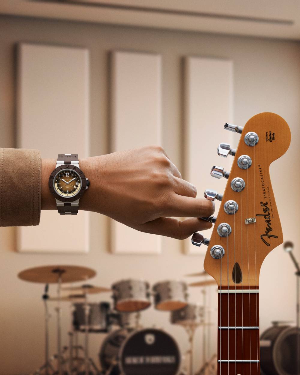  BVLGARI Aluminium GMT x Fender® 腕錶，搭載機械機芯，自動上鍊，GMT 24 小時顯示，錶徑 40 公釐，鋁合金錶殼，棕色橡膠錶圈和錶帶，棕色和奶油色漸層錶盤。全球限量 1,200 只。定價約NT$135,300。