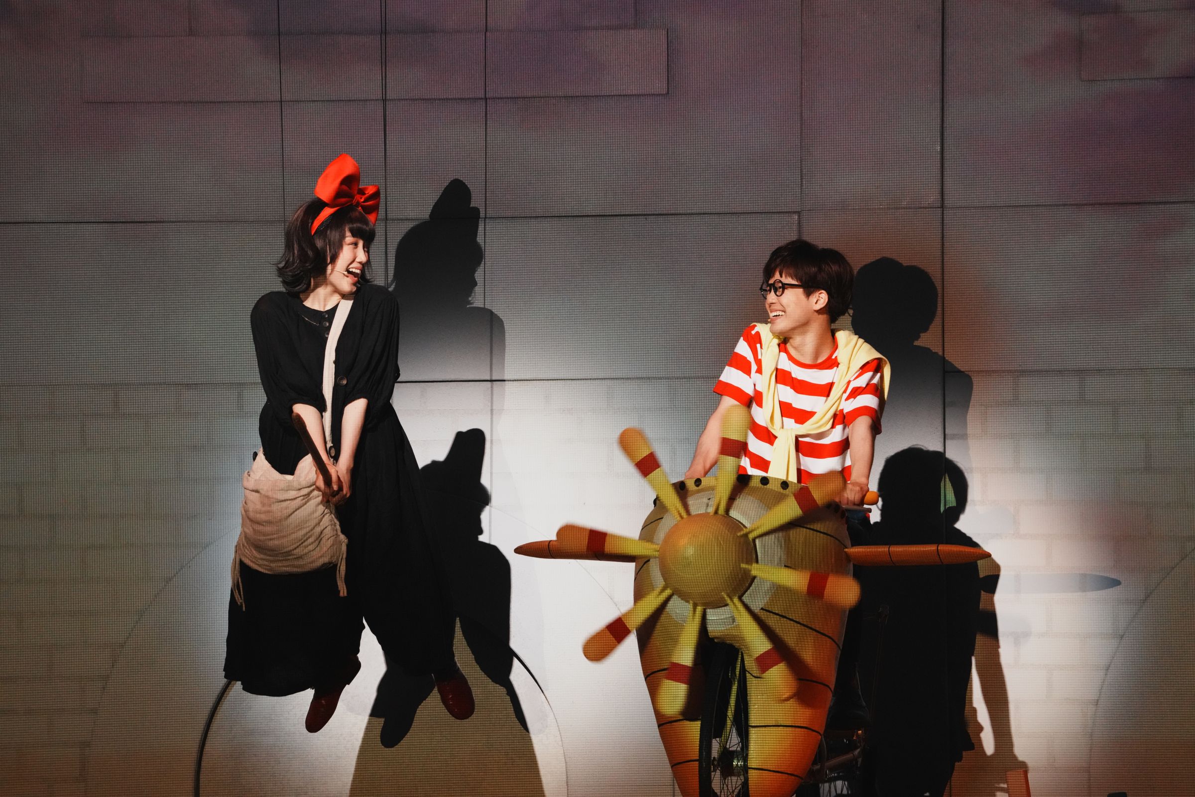《魔女宅急便》音樂劇主角琪琪與蜻蜓同台對戲，兩人在追尋夢想的路上相互扶持。（牛耳藝術提供）