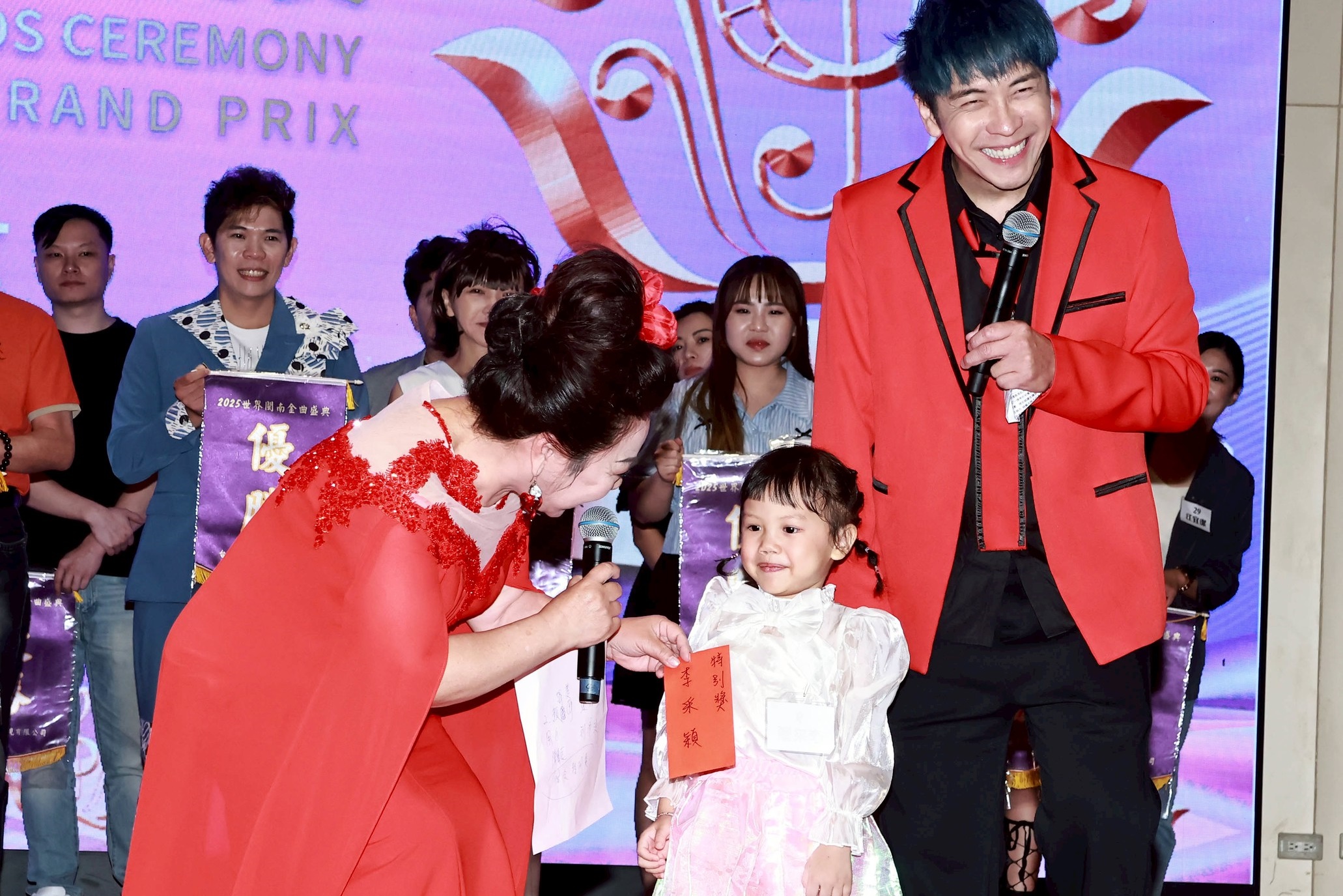 白冰冰自掏腰包紅包給最小參賽者作為獎勵。（長興影視提供）