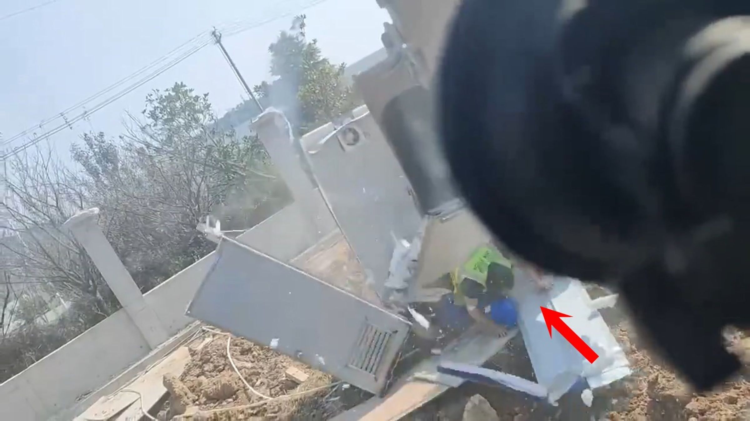 中國工人上流動廁所,怪手不留情開挖!真的「嚇屎」險出人命。(翻自《網易》)