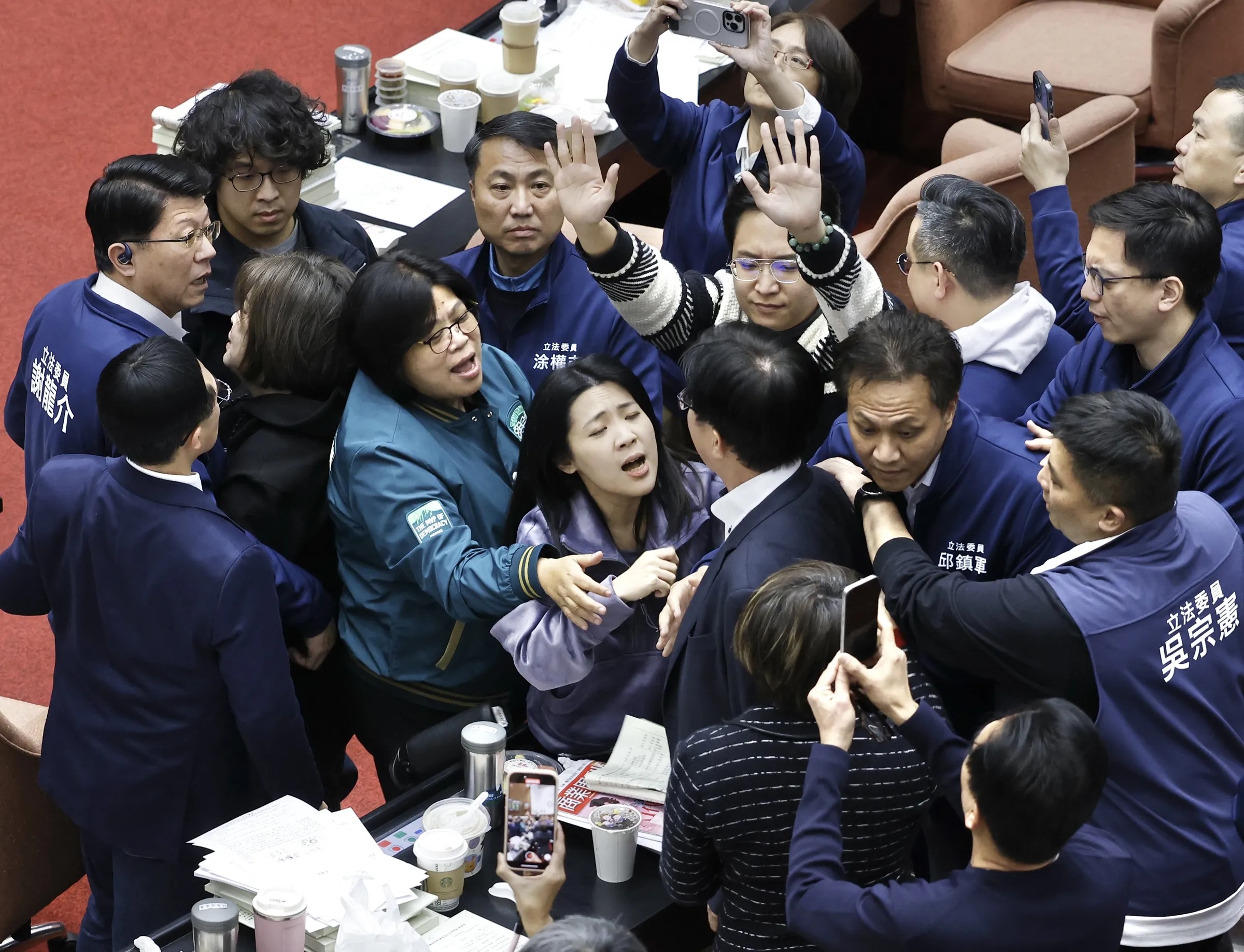 在這些素質極其低劣的立委民代主導下，在野黨的反對不再是為了制衡與進步，而是無盡地破壞與毀滅。鏡報杭大鵬