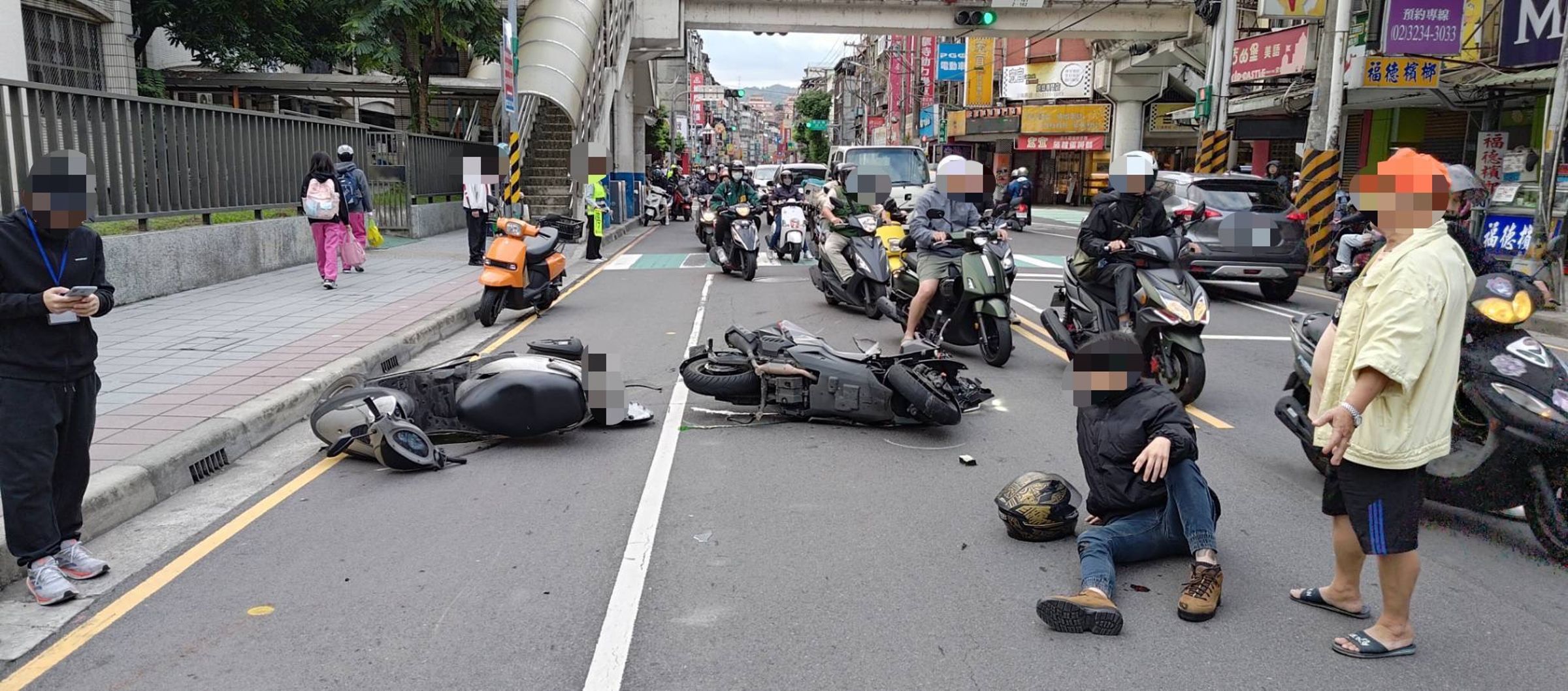 家長載孩童違規雙黃線迴轉遭撞,現場畫面曝光。(警方提供)