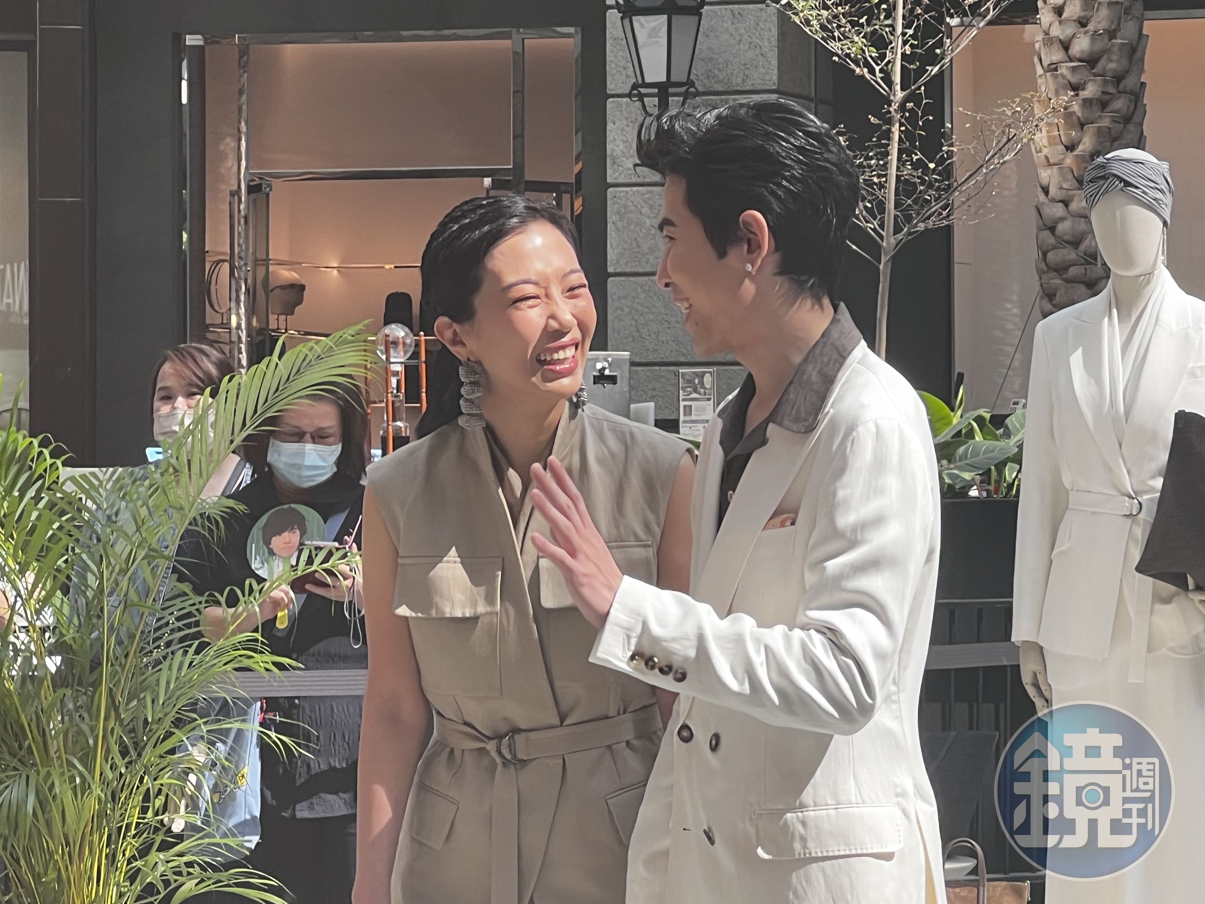記者會上，Summer不斷滿臉笑意的回頭看著蕭敬騰。（陳慧明攝）