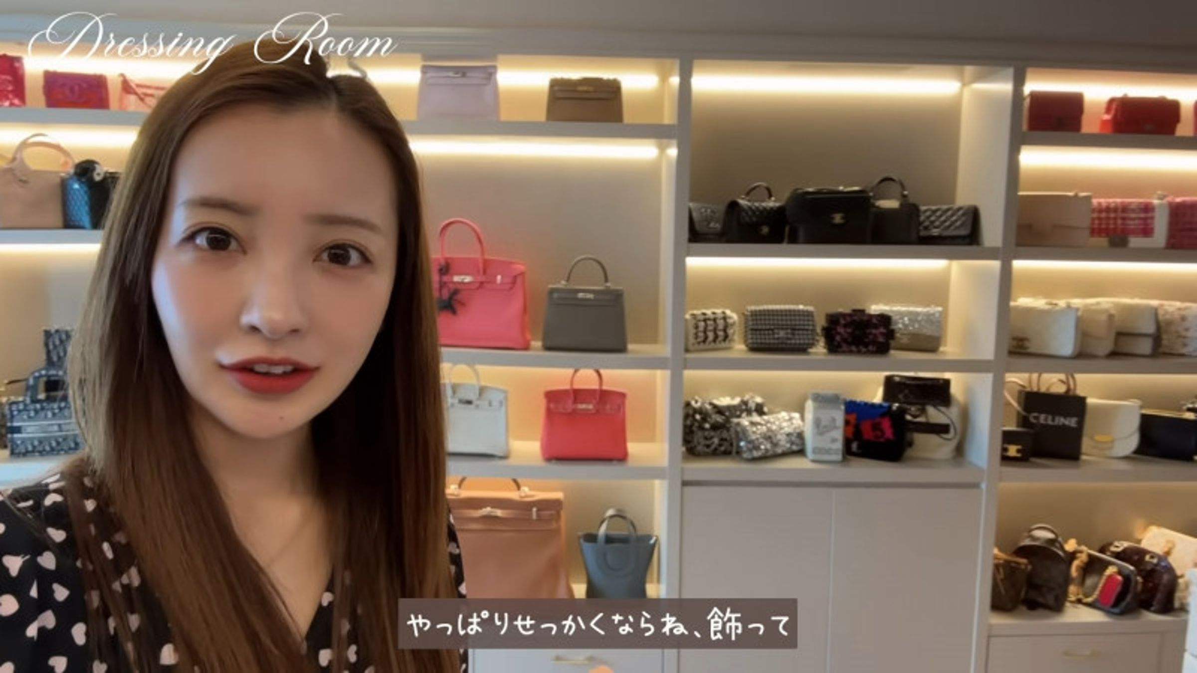 板野友美家中衣櫃擺滿名牌包，生活機能極盡奢華。（翻攝自YouTube）