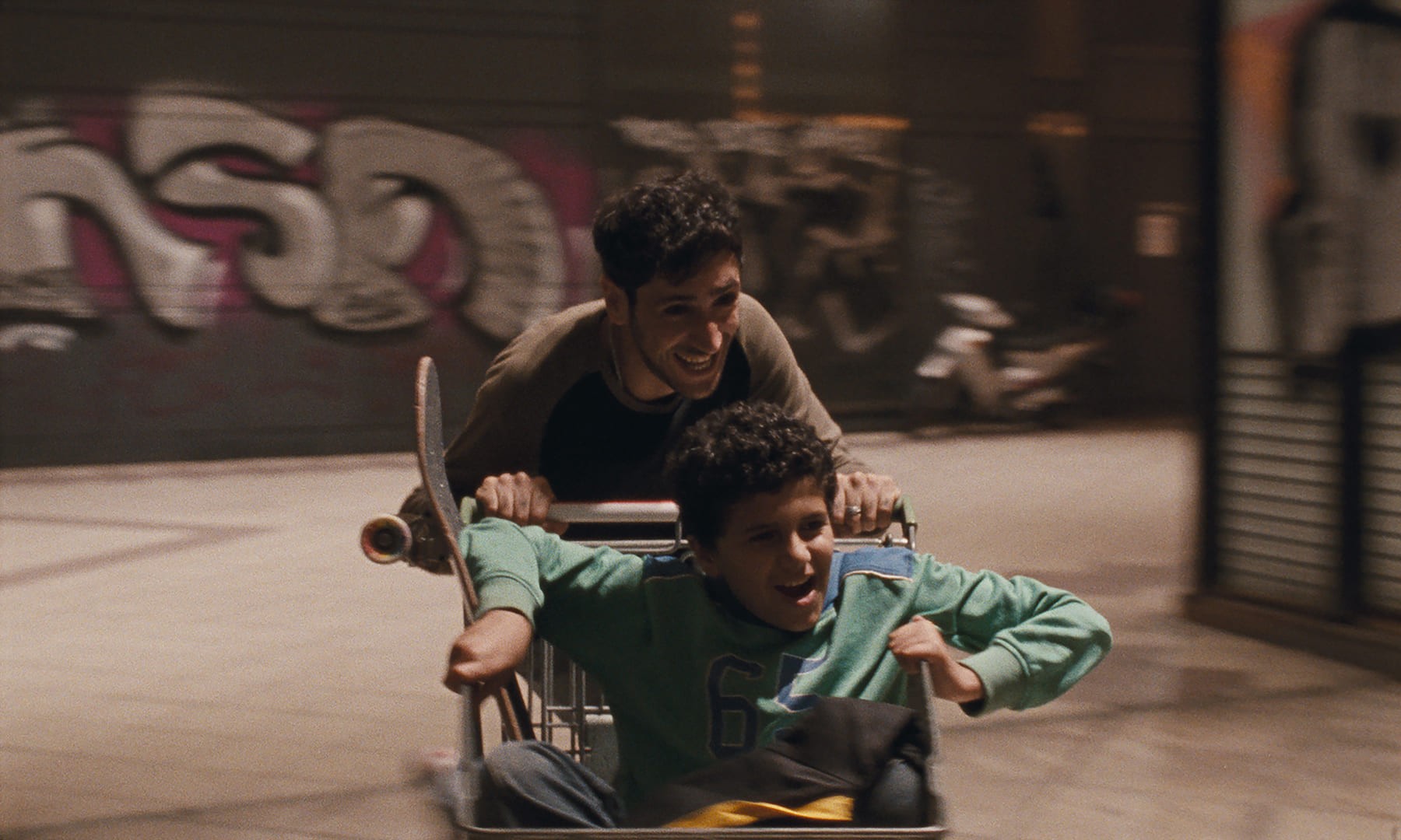 穆罕默德阿爾蘇拉法（前）原本陪哥哥試鏡，卻被導演一眼相中，參與《邊境風暴》的演出。（佳映娛樂提供）