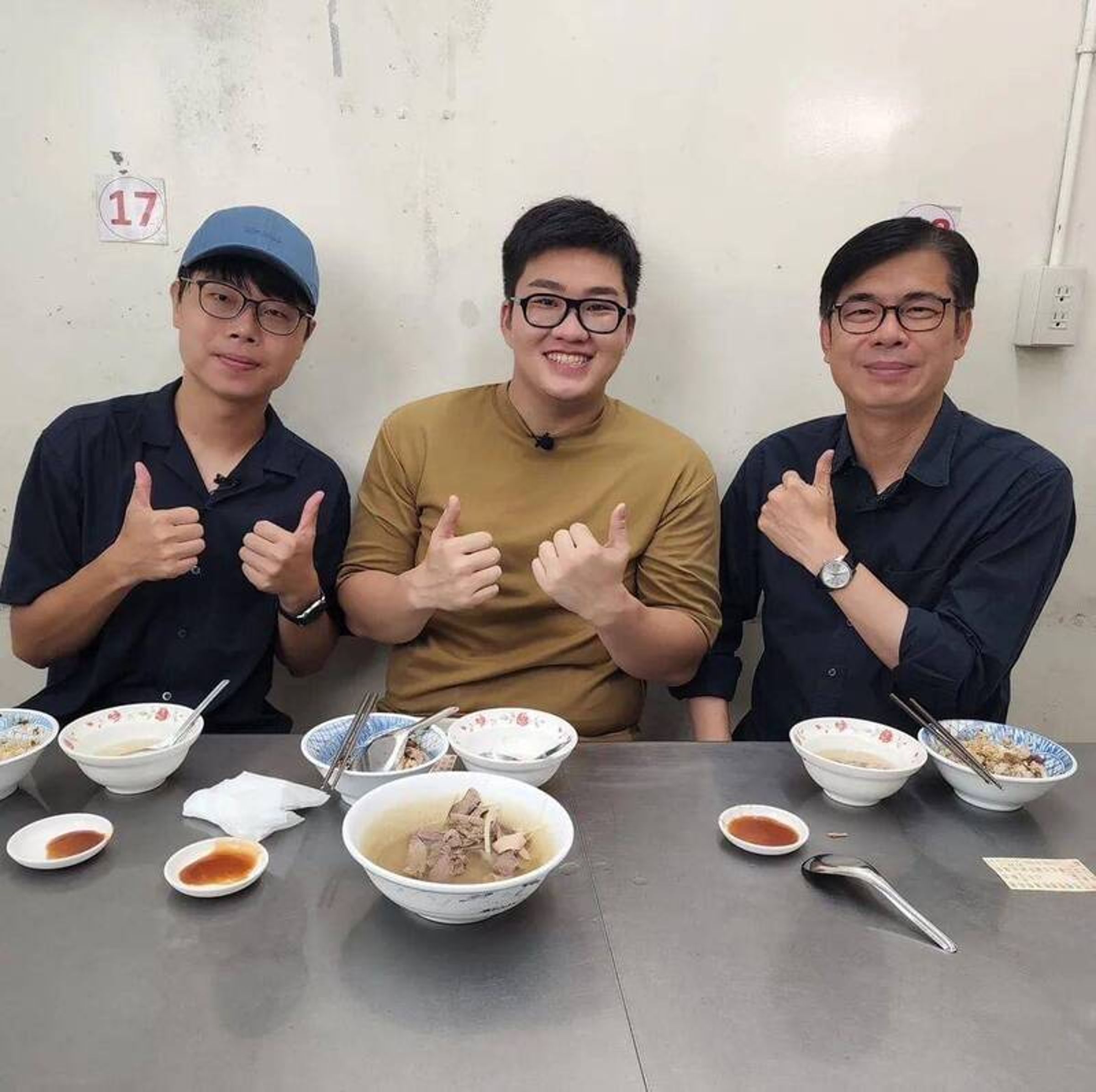 Joeman（中）也曾與高雄市長陳其邁拍過片。（翻攝臉書）