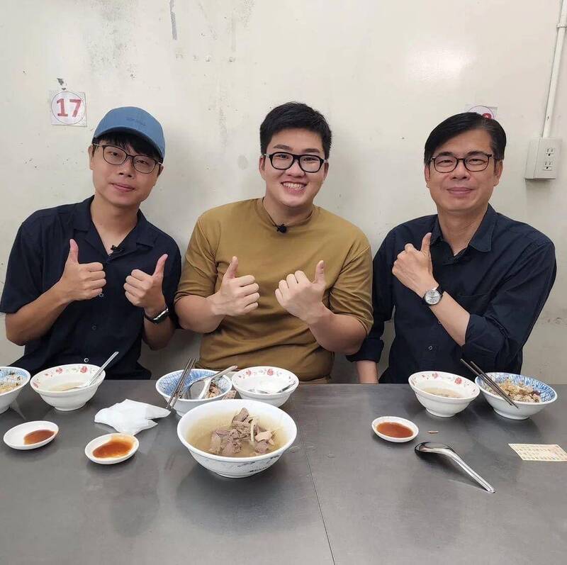 Joeman（中）也曾與高雄市長陳其邁拍過片。（翻攝臉書）