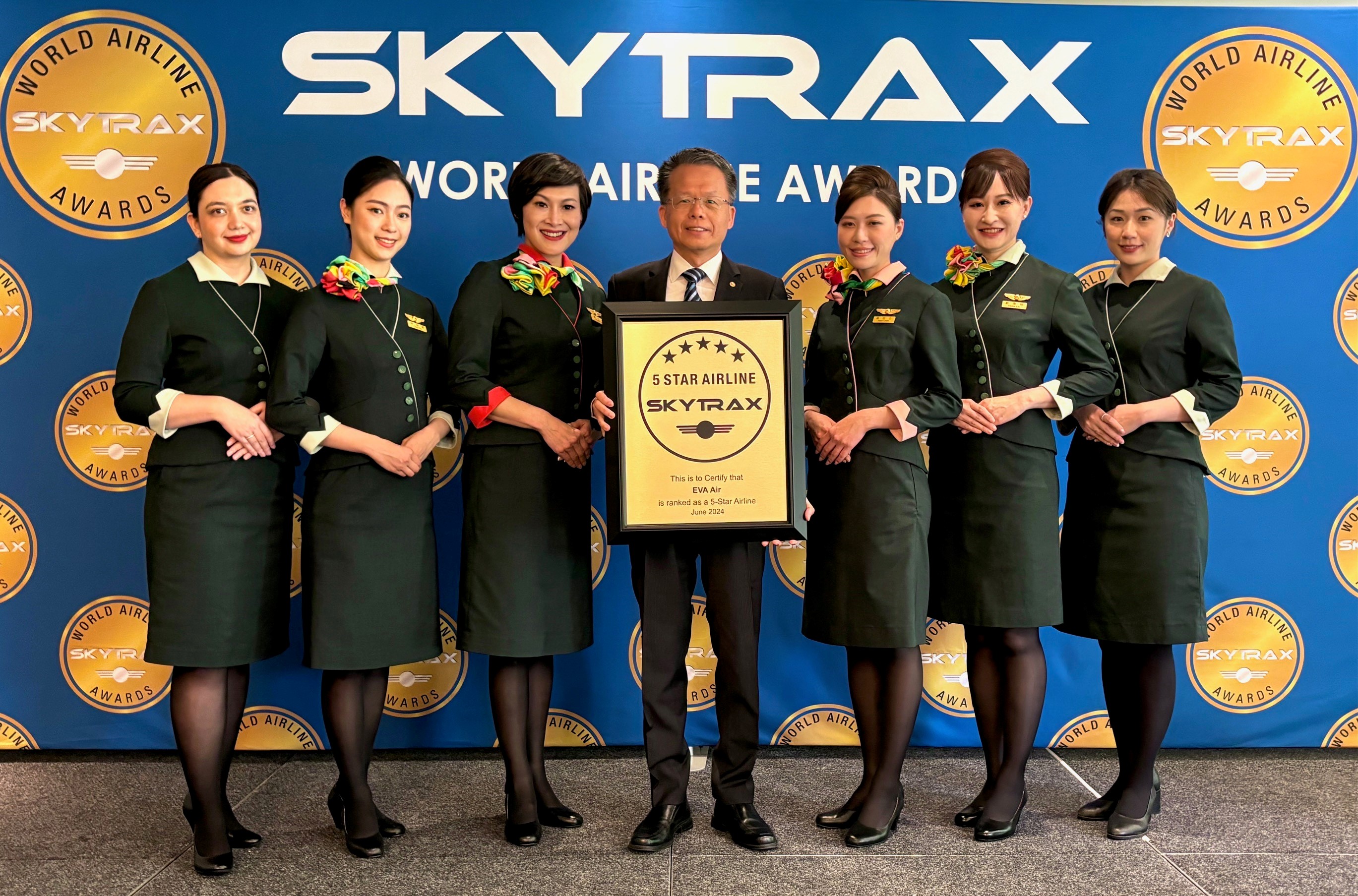 SKYTRAX公佈「2024年全球航空公司大獎」，長榮航空連續9年榮獲五星級航空公司殊榮，並入選「全球十大最佳航空公司」第8名，由長榮航空總經理孫嘉明(中)親自出席頒獎典禮。