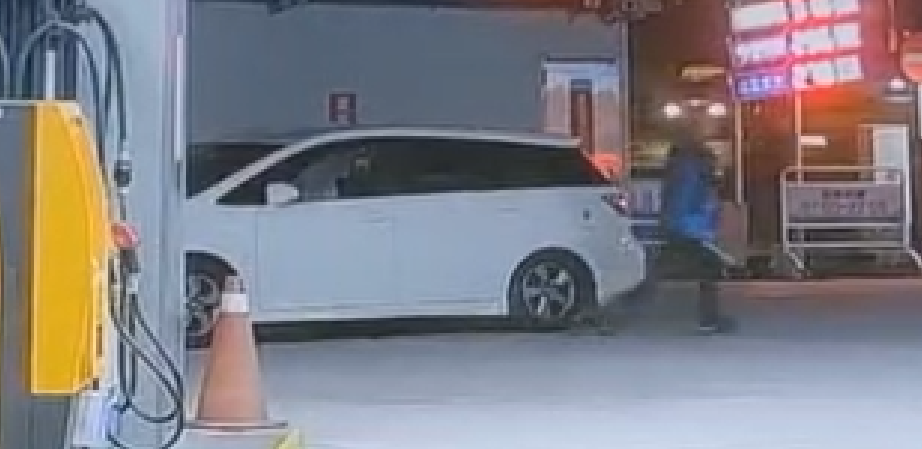 行為人從車內取出鐵條。（新北動保處提供）