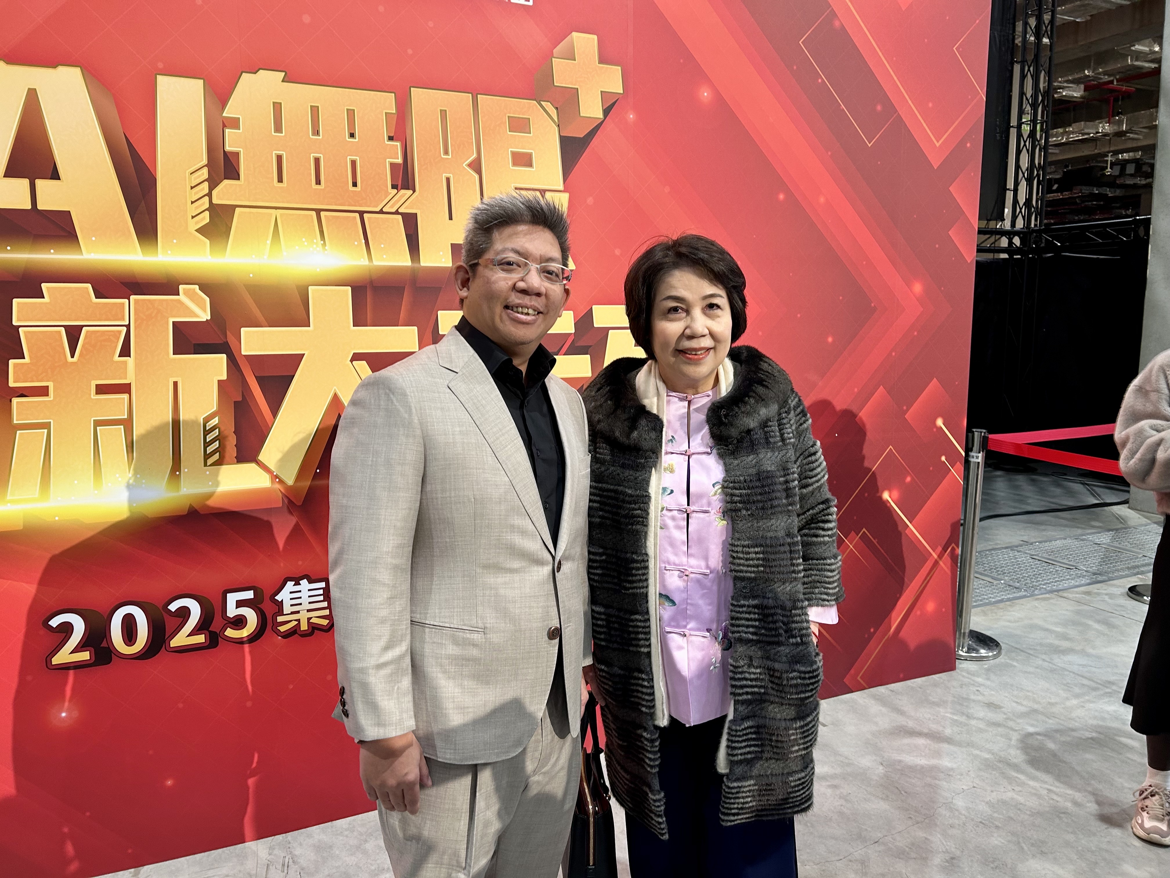 國產建材董事長徐蘭英表示，今年全年營收可望成長 5至10%。左為中保科集團董事長林建涵、右為國產建材董事長徐蘭英。（國產集團提供）