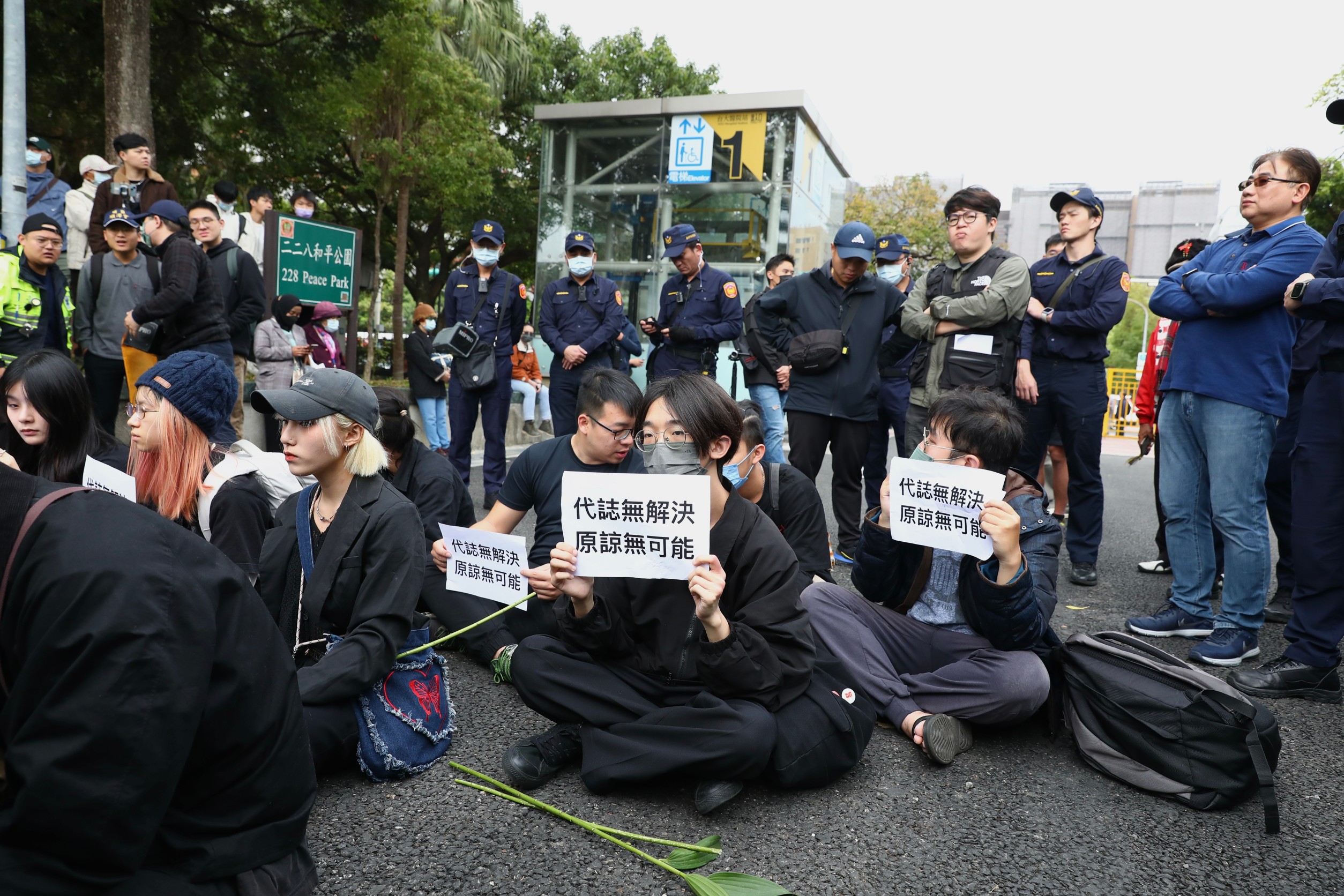 受難者家屬後代希望228事件未來不只帶來悲痛，更要讓大家走出陰霾，呼籲社會不要延續仇恨。圖為今日到場集結抗議的團體。