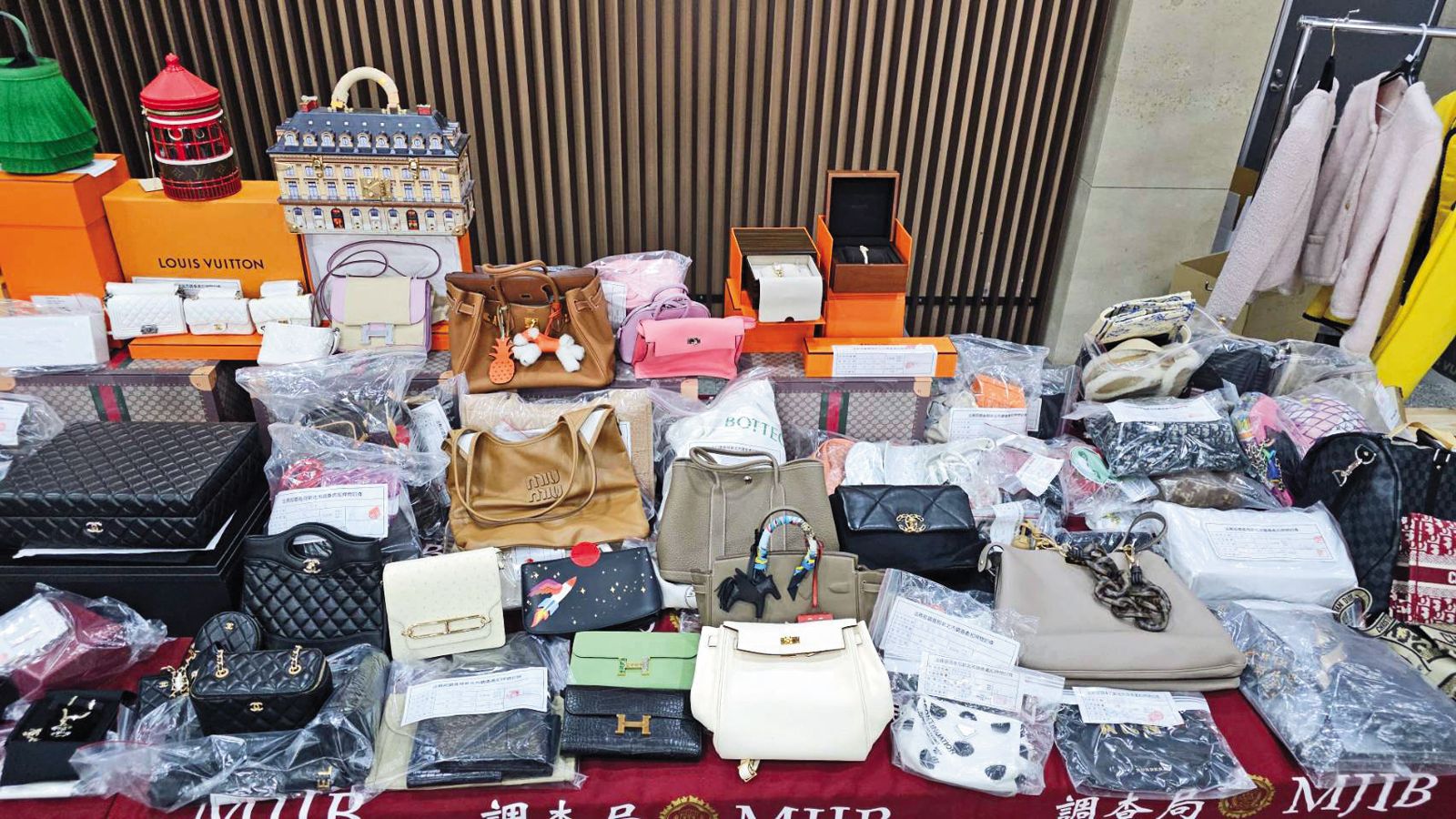 詐騙臺雅老董的主嫌羅佩雯擁有一堆名牌包與珠寶，全遭北檢查扣拍賣。（調查局提供）