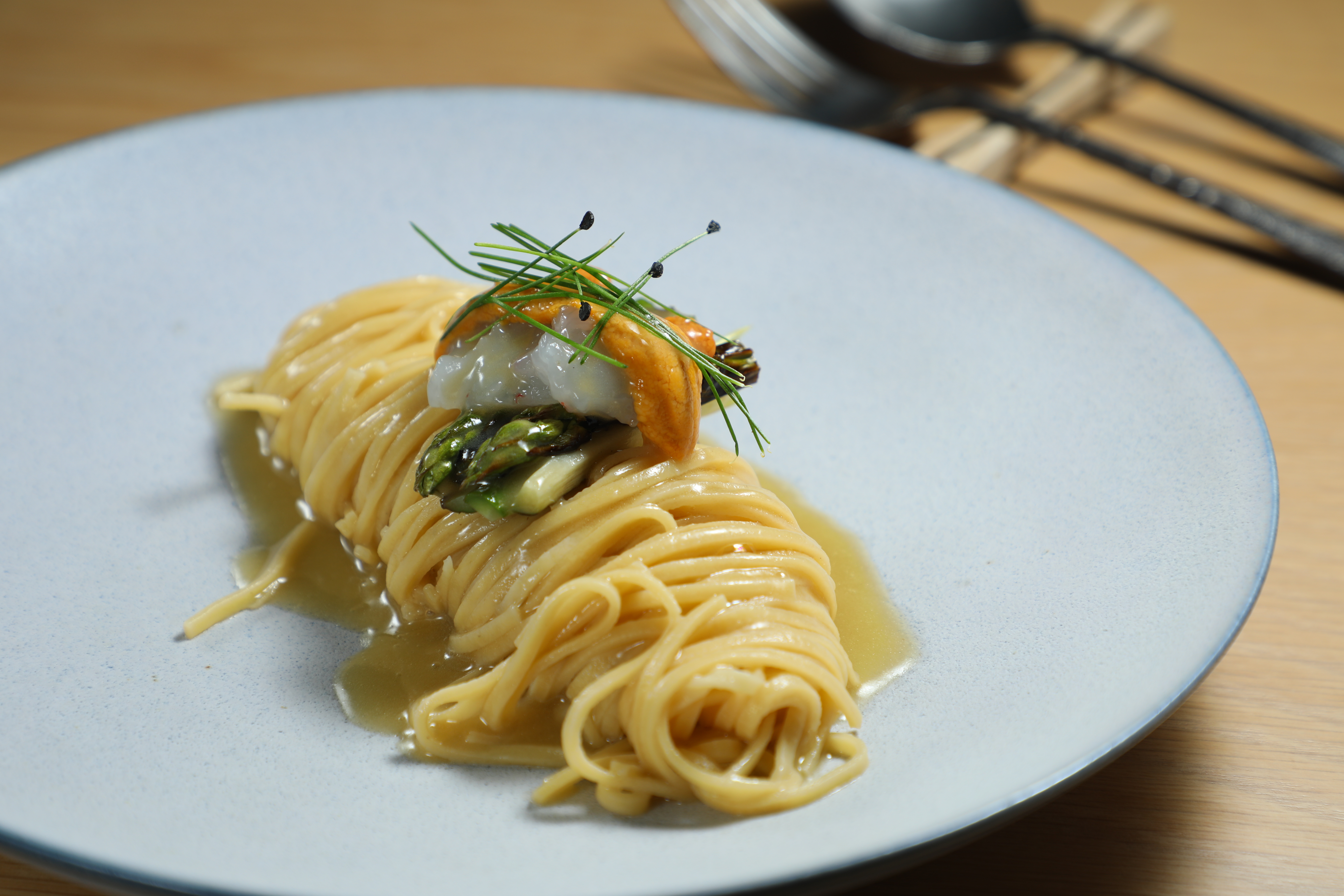 號稱新派歐式料理的「FIVE」,堅持每天現做義大利生麵,調味卻頗為東方,很多客人就為了這一口麵而來。