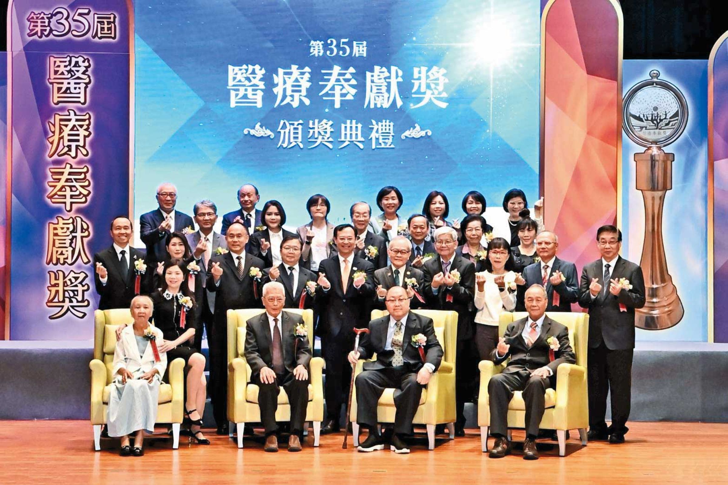 賴力行退休後又加入埔基山地醫學科團隊,一生都在部落服務,去年獲得醫療奉獻獎。(賴力行提供)