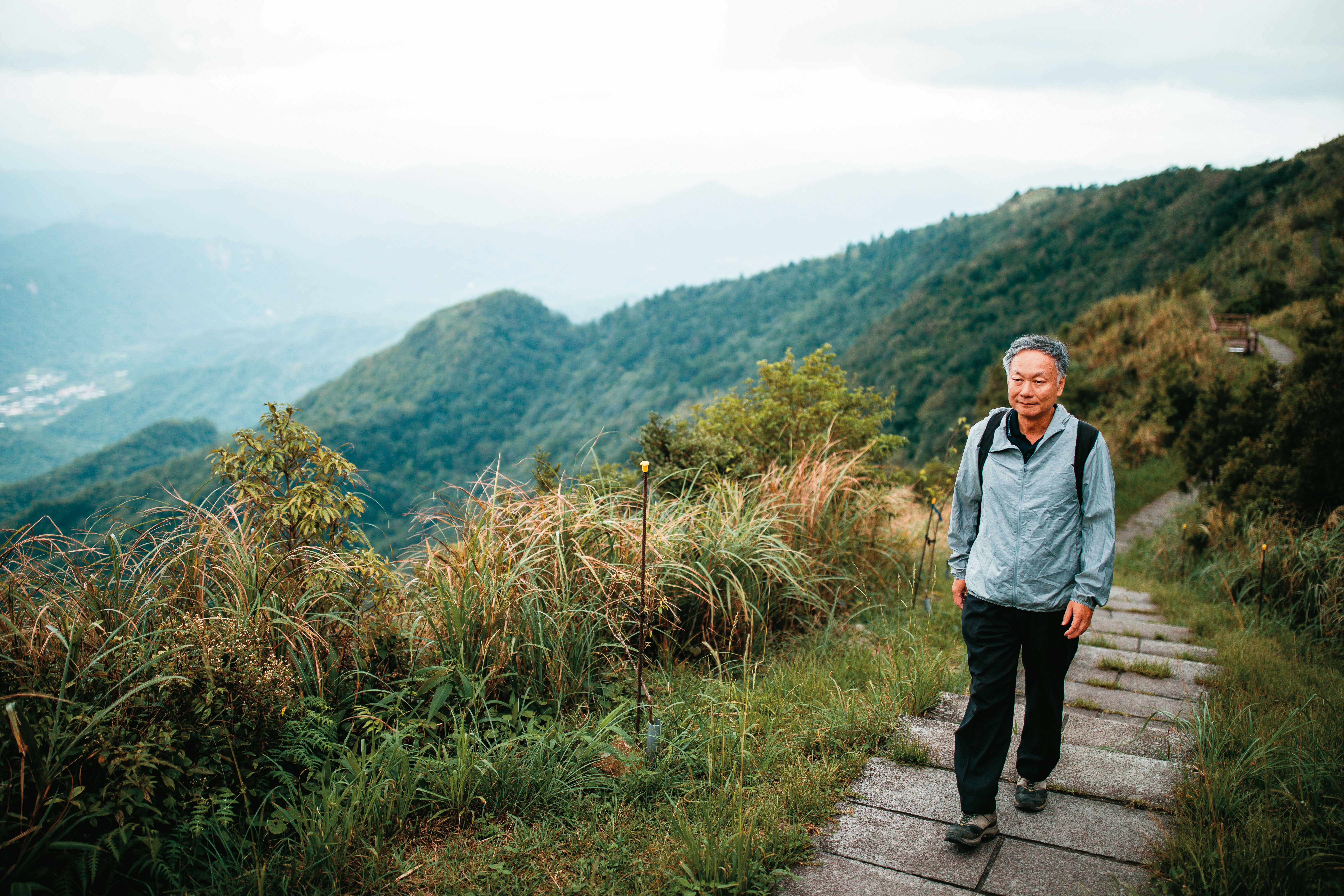 退休後鄭明典婉拒民間氣象主播邀約，平日多和太太四處爬山健行。