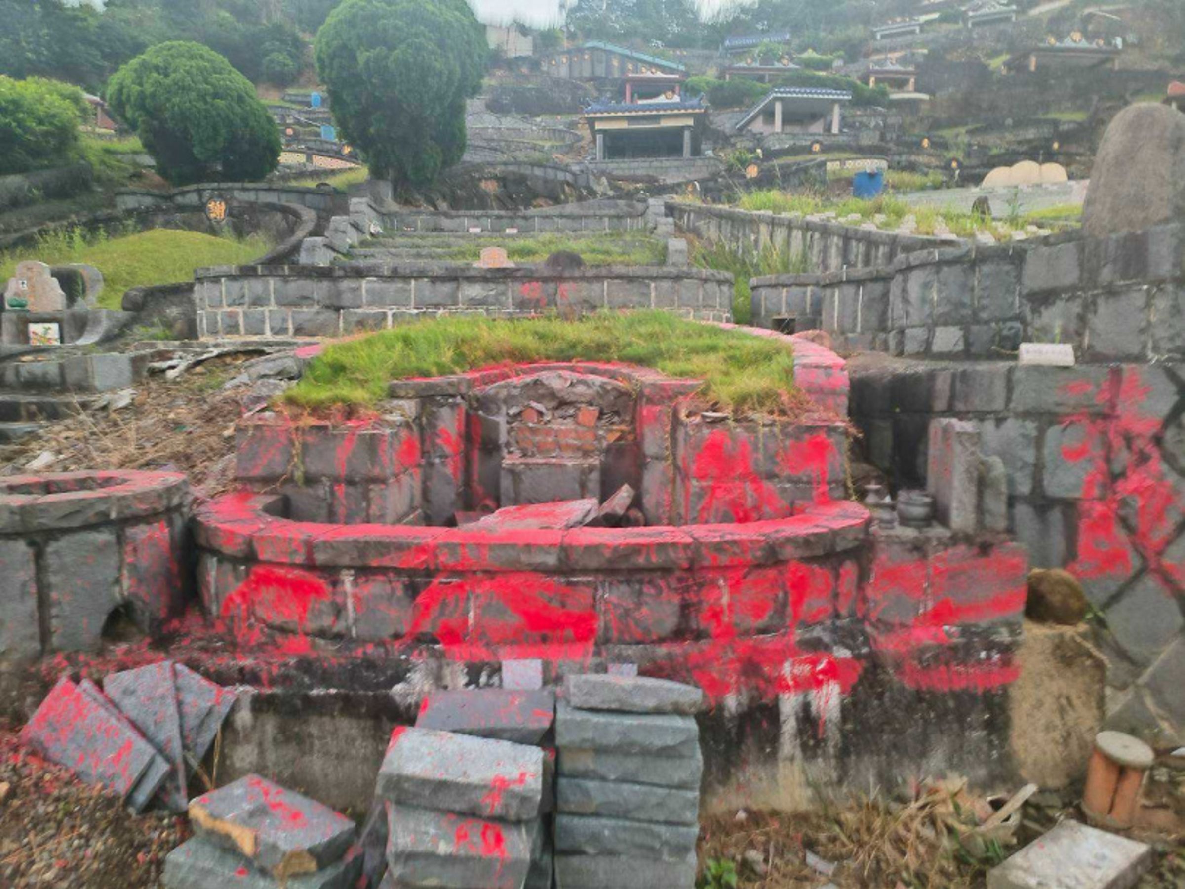 新北市八里區福德紀念寶塔負責人郭國輝為了擴建寶塔，涉嫌找幫派份子砸毀周邊400坪家族墓地並盜走骨灰罐。（翻攝畫面）