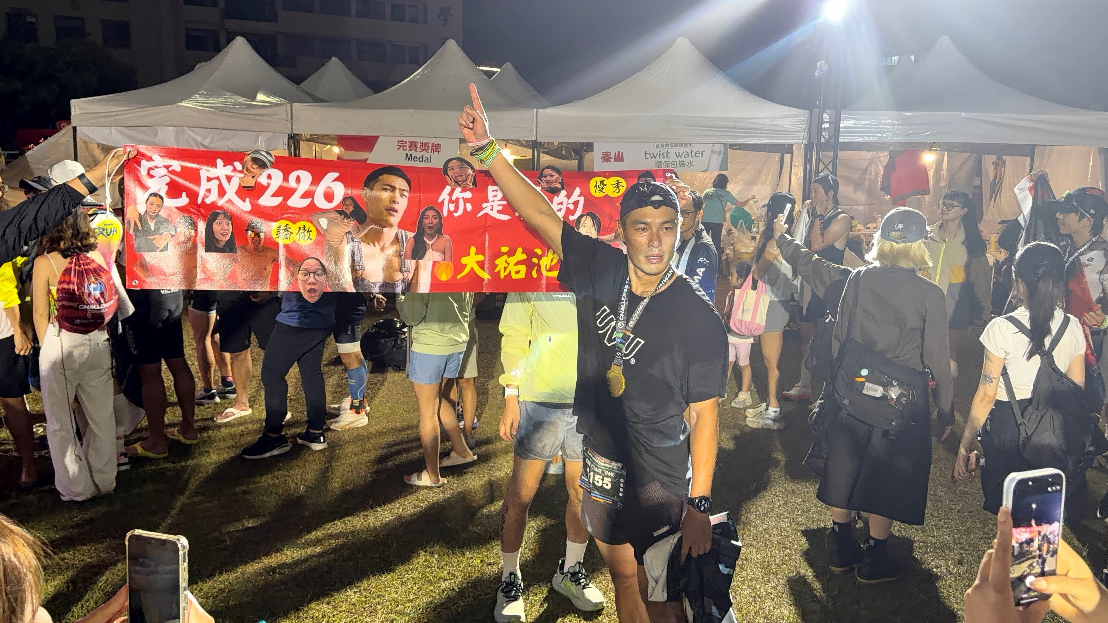 楊祐寧高舉手指比出「1」，宣告首次挑戰 226K 成功完賽。（玩下娛樂提供）